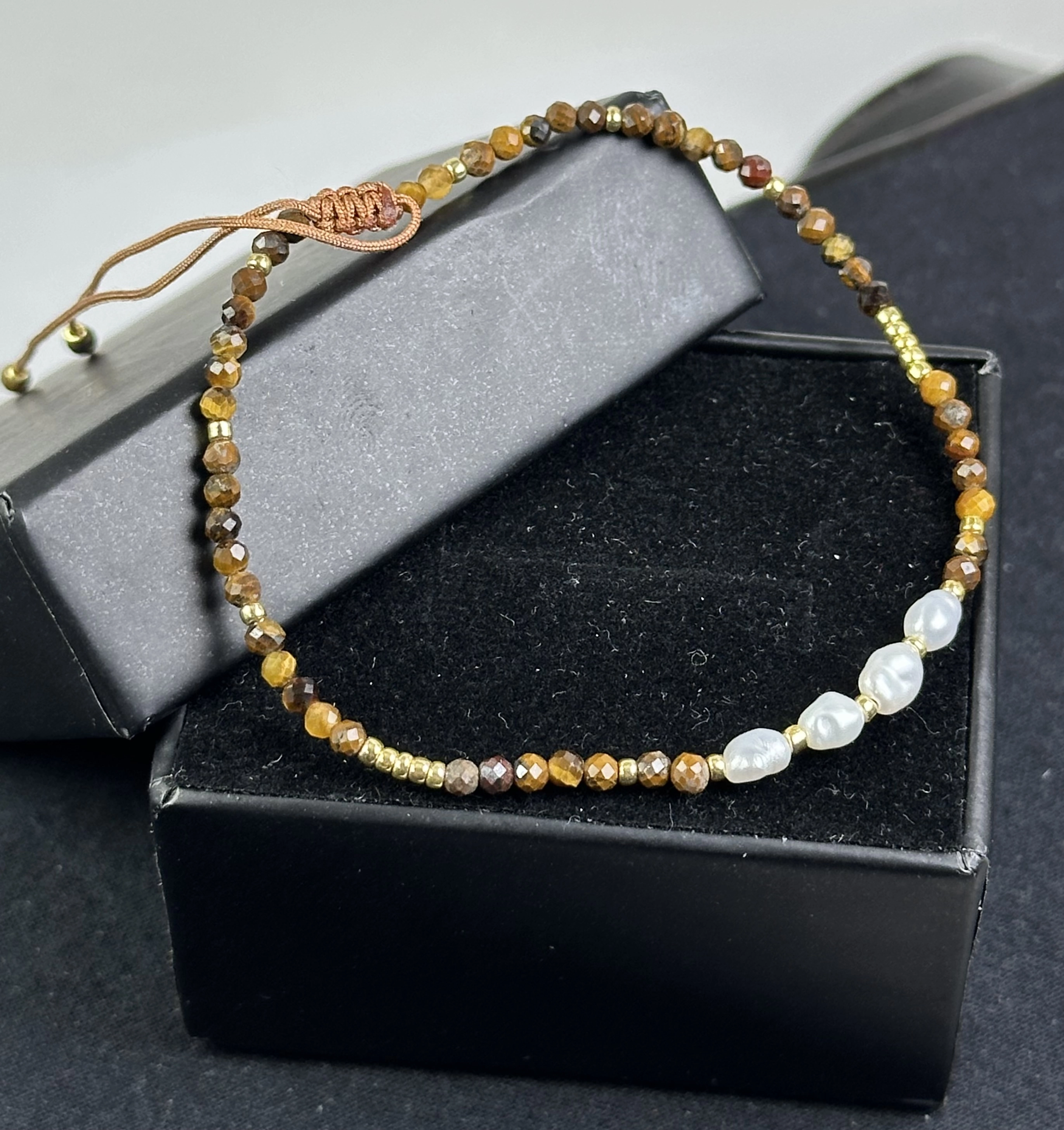  İnci ve Kaplangözü Taşlarından Zarif Bileklik