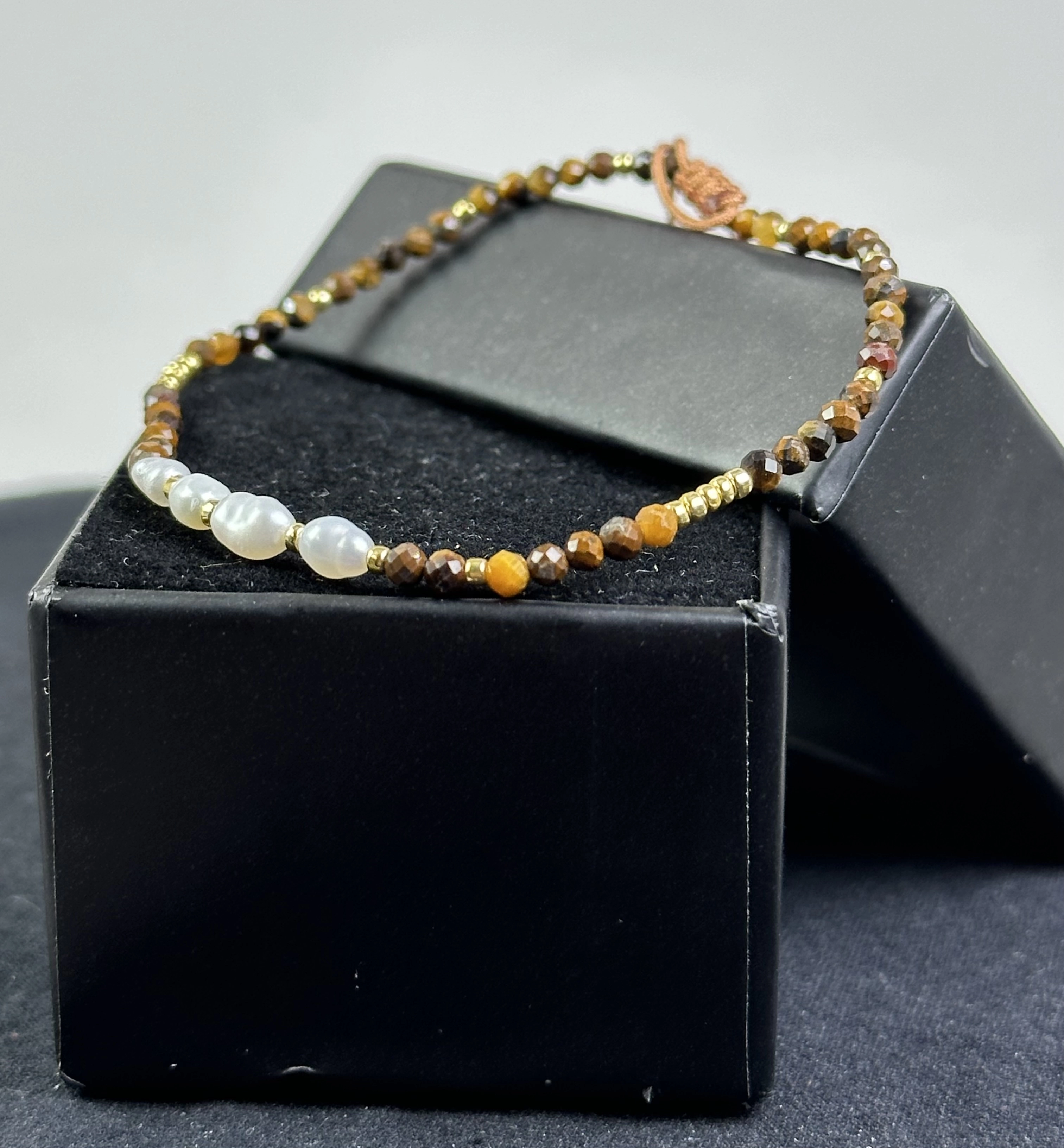  İnci ve Kaplangözü Taşlarından Zarif Bileklik