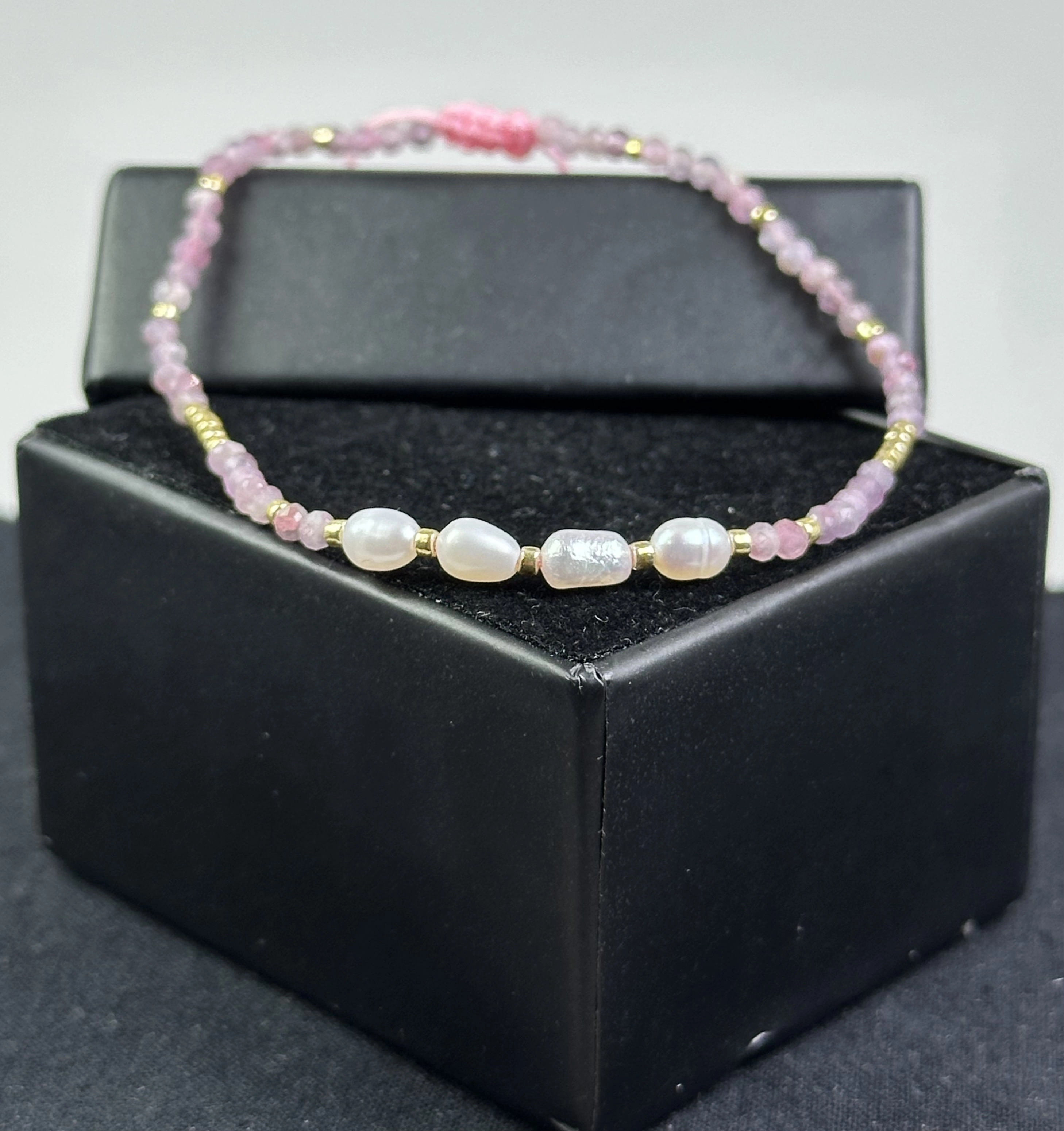  İnci ve Pembe Turmalin Taşlarından Zarif Bileklik