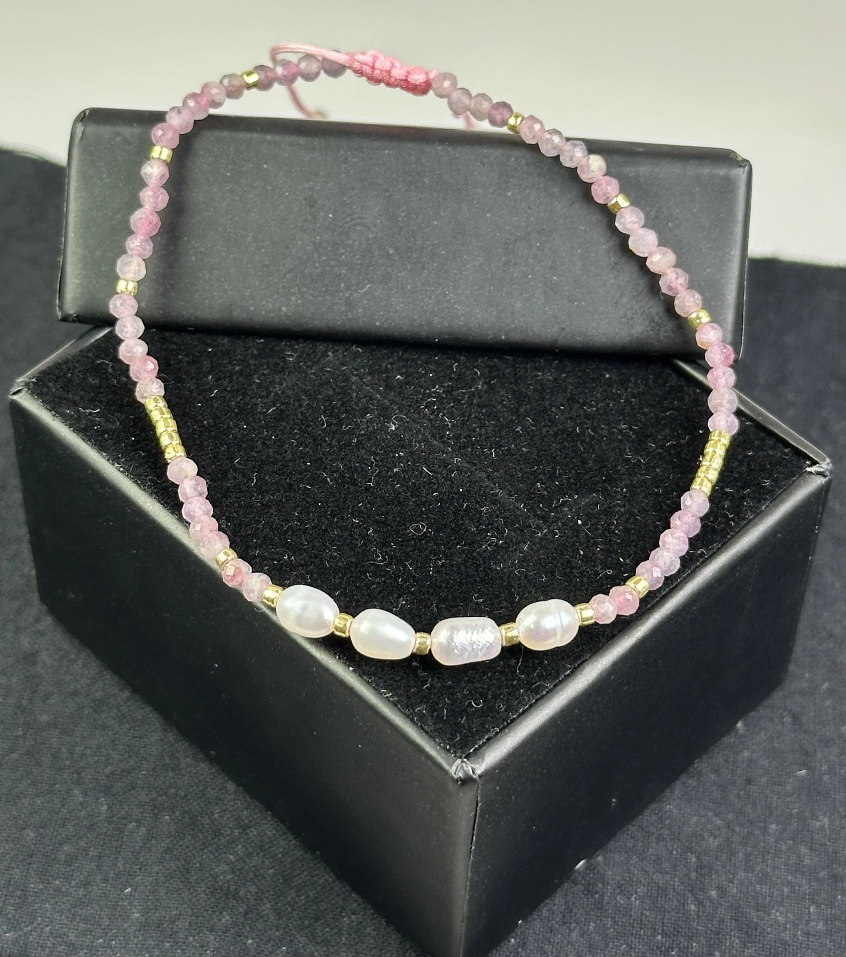  İnci ve Pembe Turmalin Taşlarından Zarif Bileklik