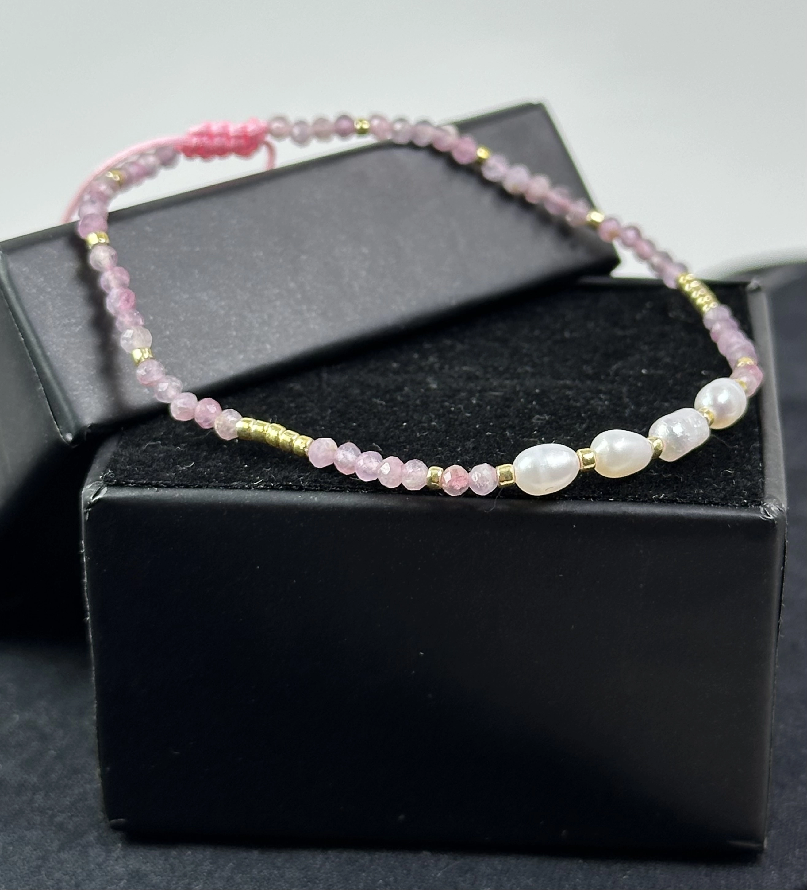  İnci ve Pembe Turmalin Taşlarından Zarif Bileklik