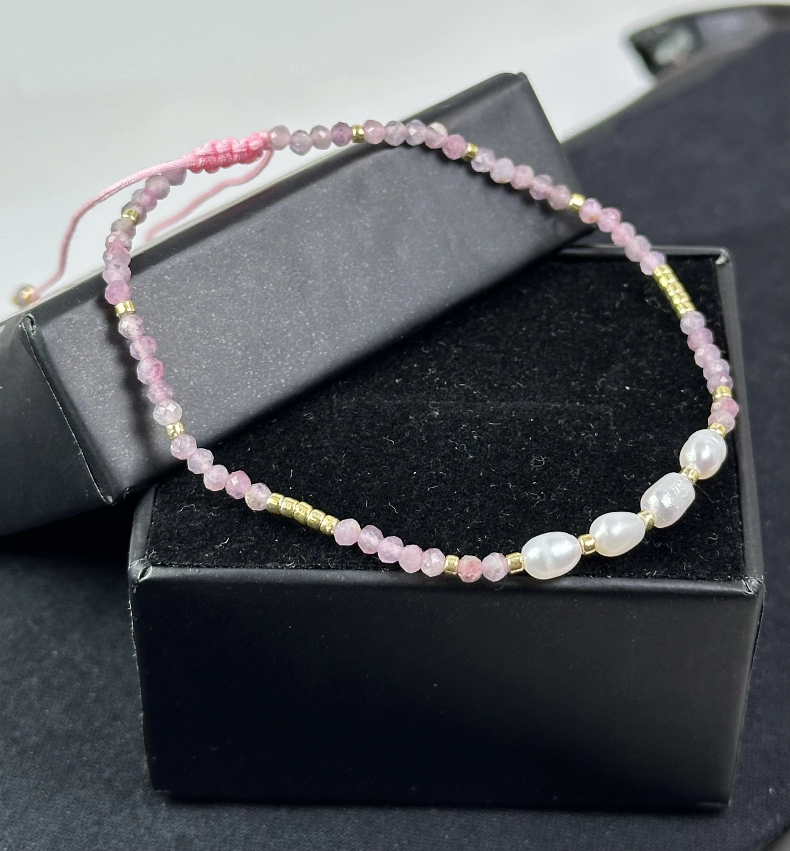  İnci ve Pembe Turmalin Taşlarından Zarif Bileklik