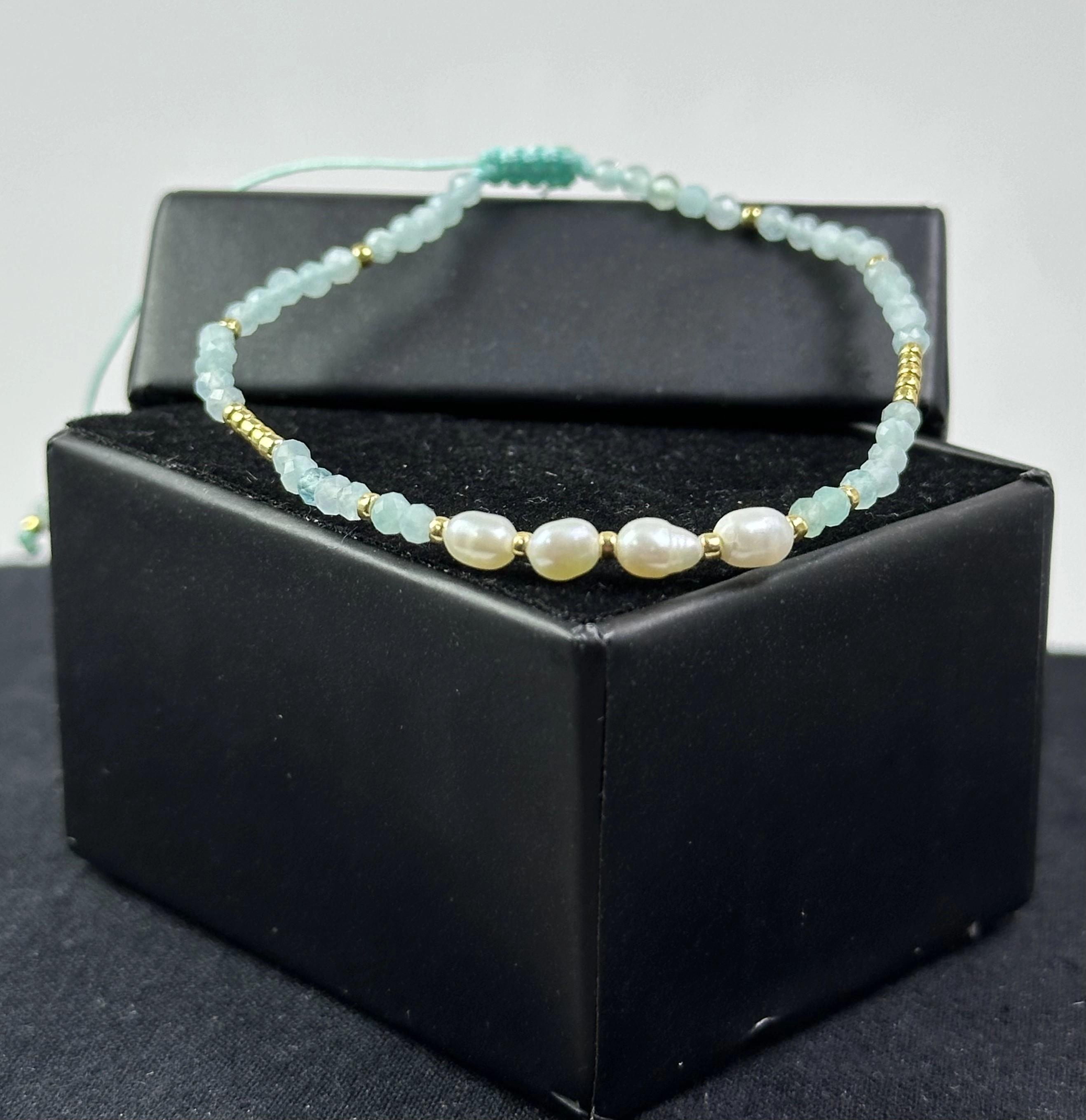  İnci ve Akuamarin Taşlarından Zarif Bileklik