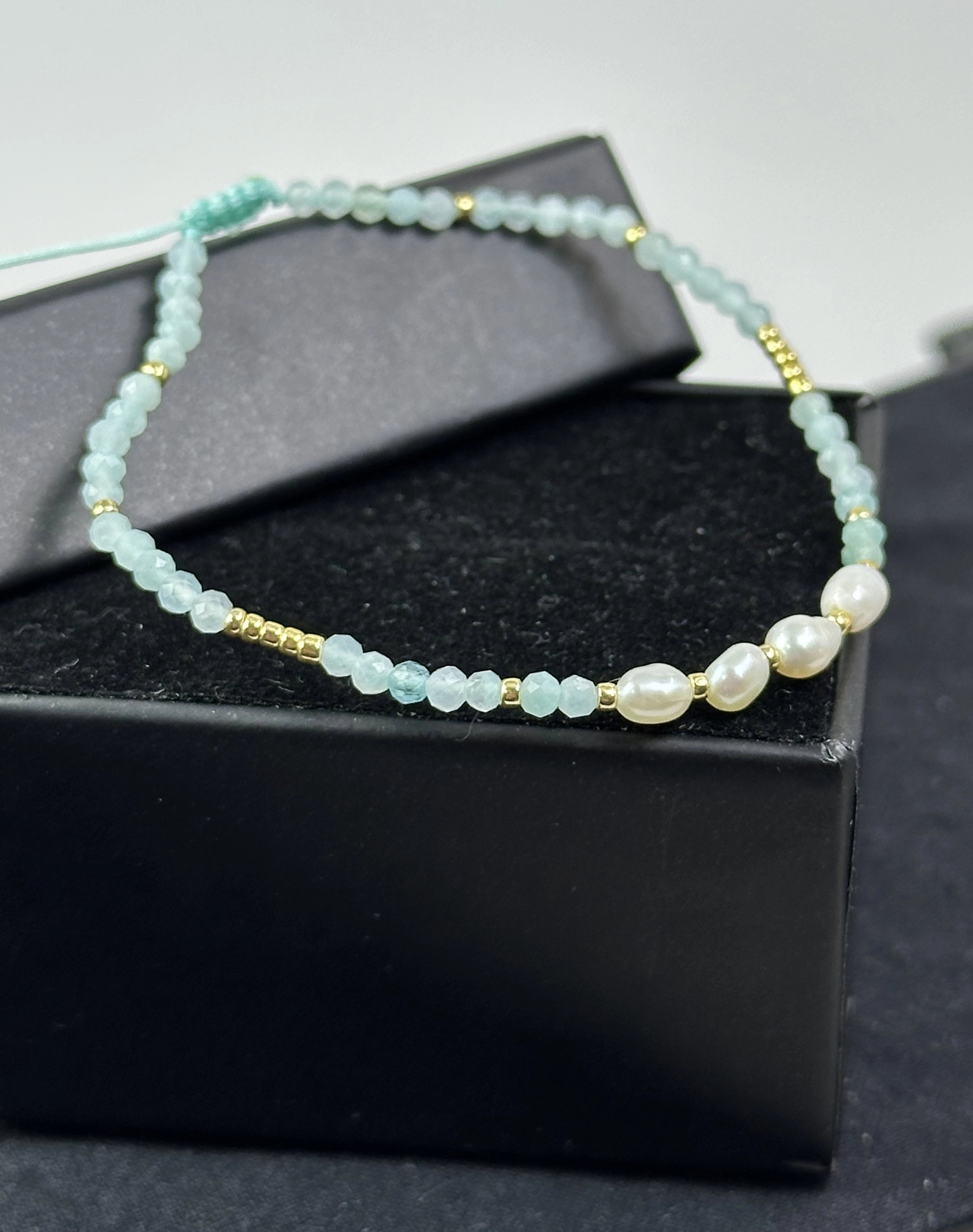  İnci ve Akuamarin Taşlarından Zarif Bileklik