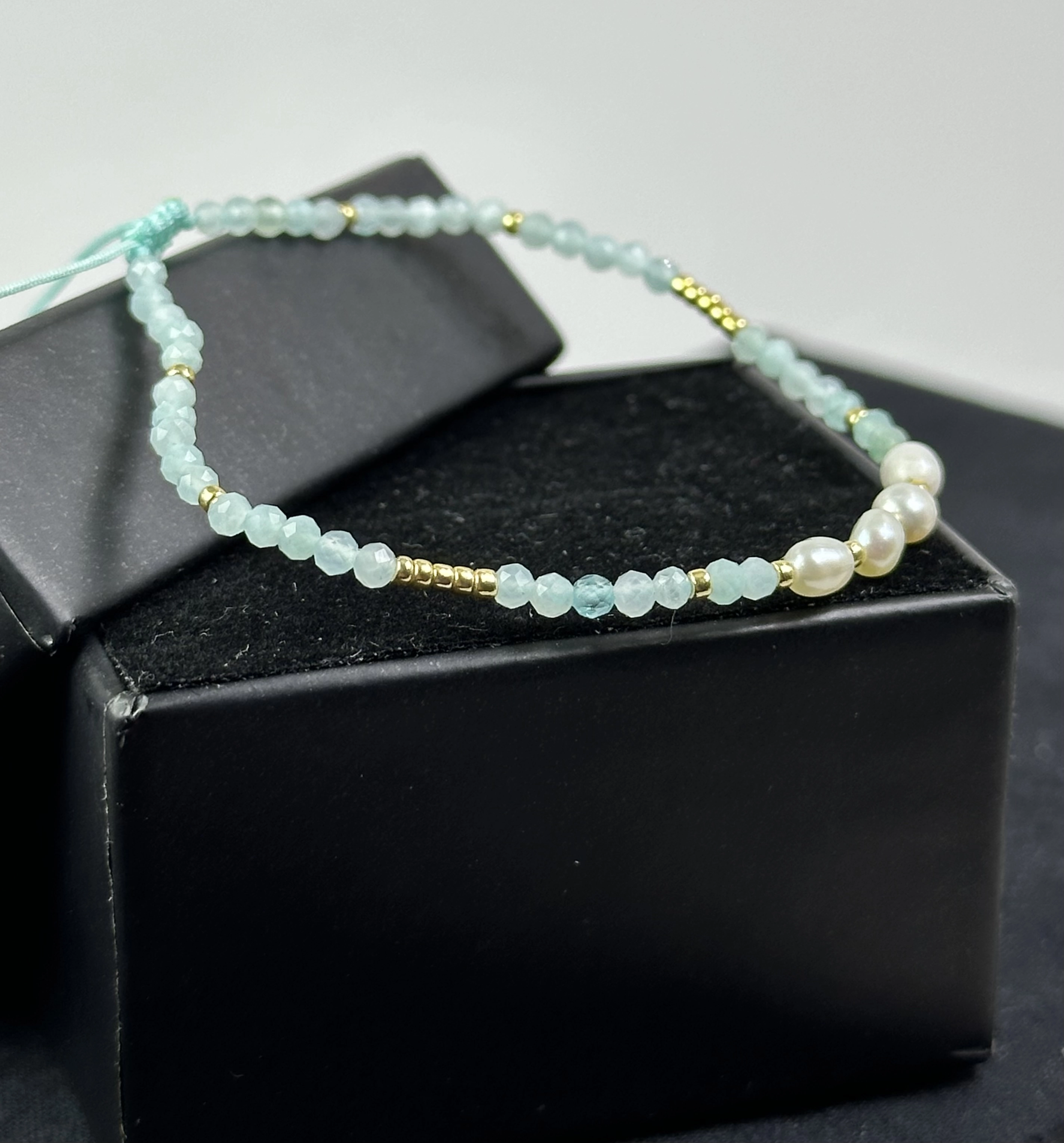  İnci ve Akuamarin Taşlarından Zarif Bileklik