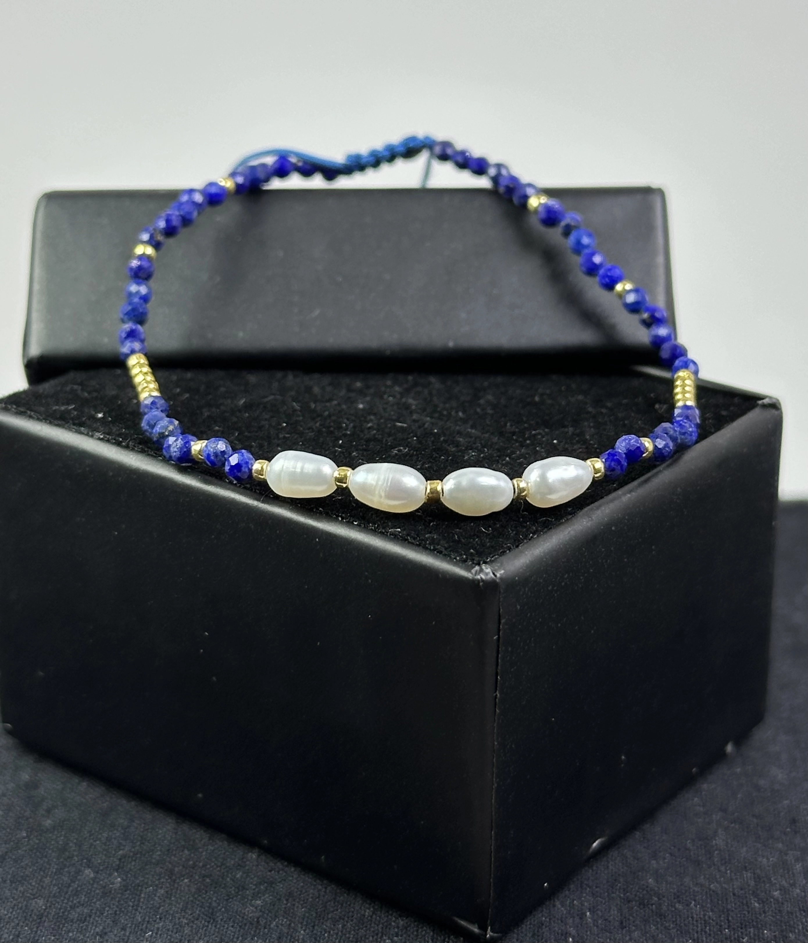  İnci ve Lapis Taşlarından Zarif Bileklik