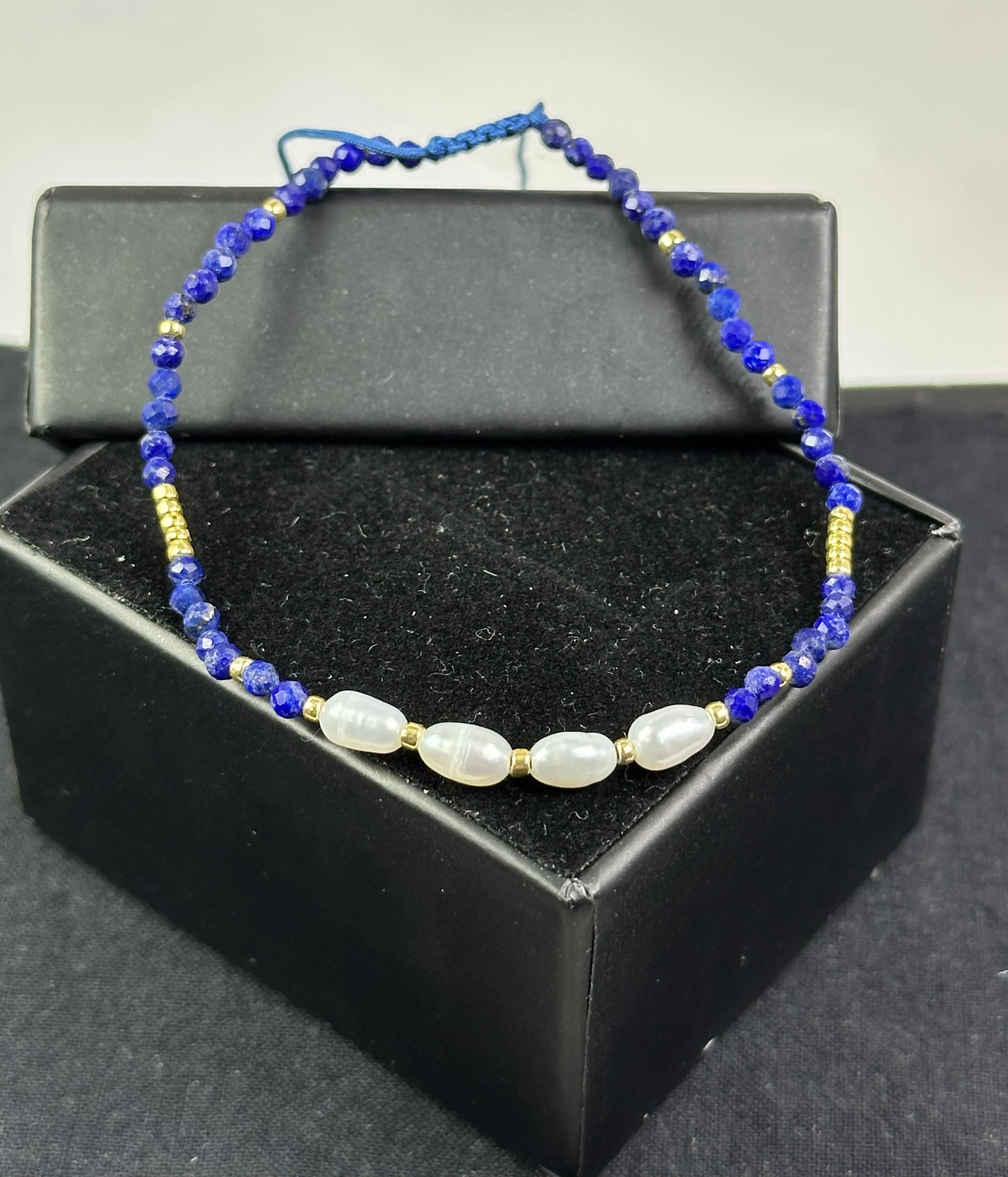  İnci ve Lapis Taşlarından Zarif Bileklik