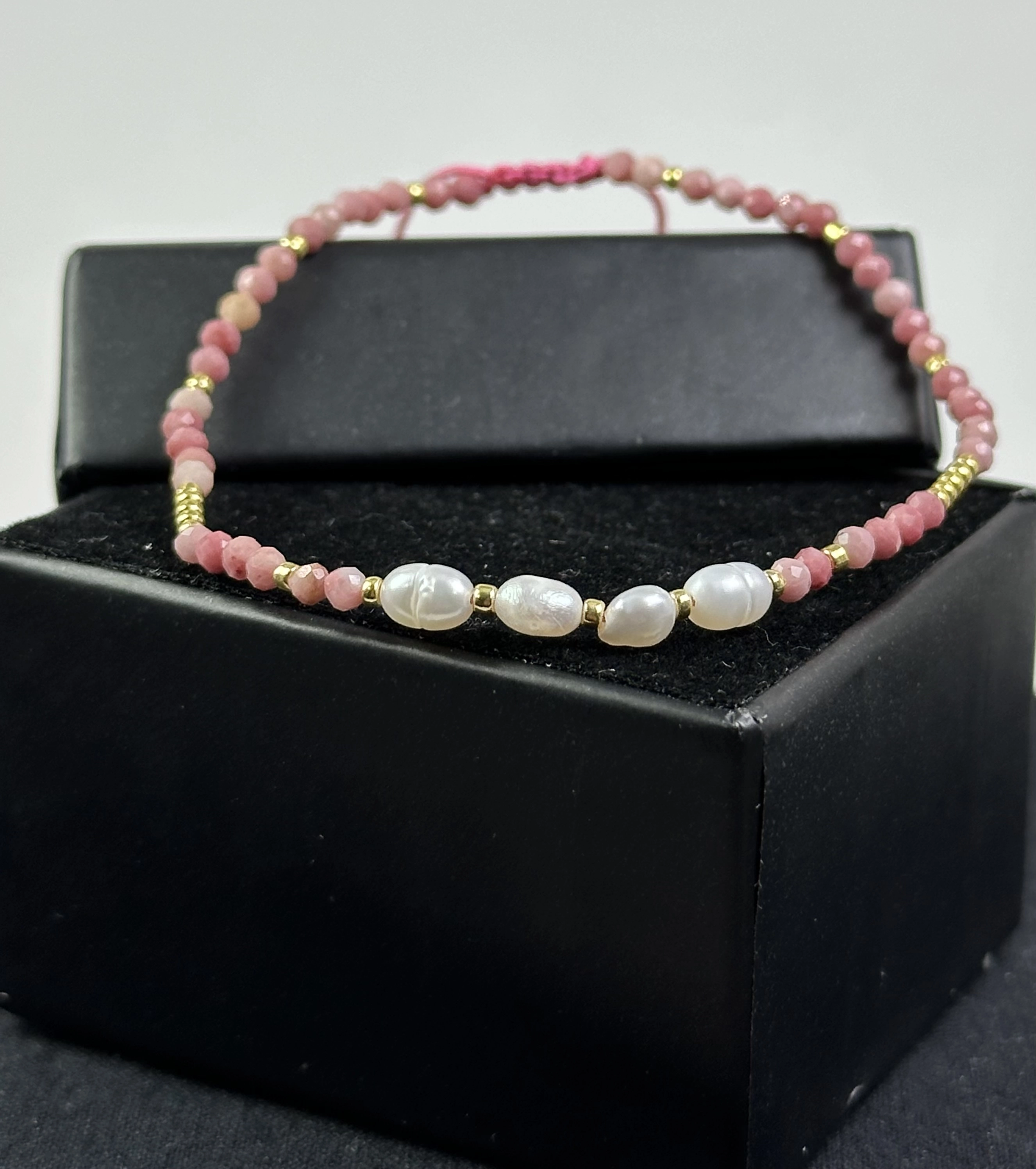  İnci ve Rodonit Taşlarından Zarif Bileklik