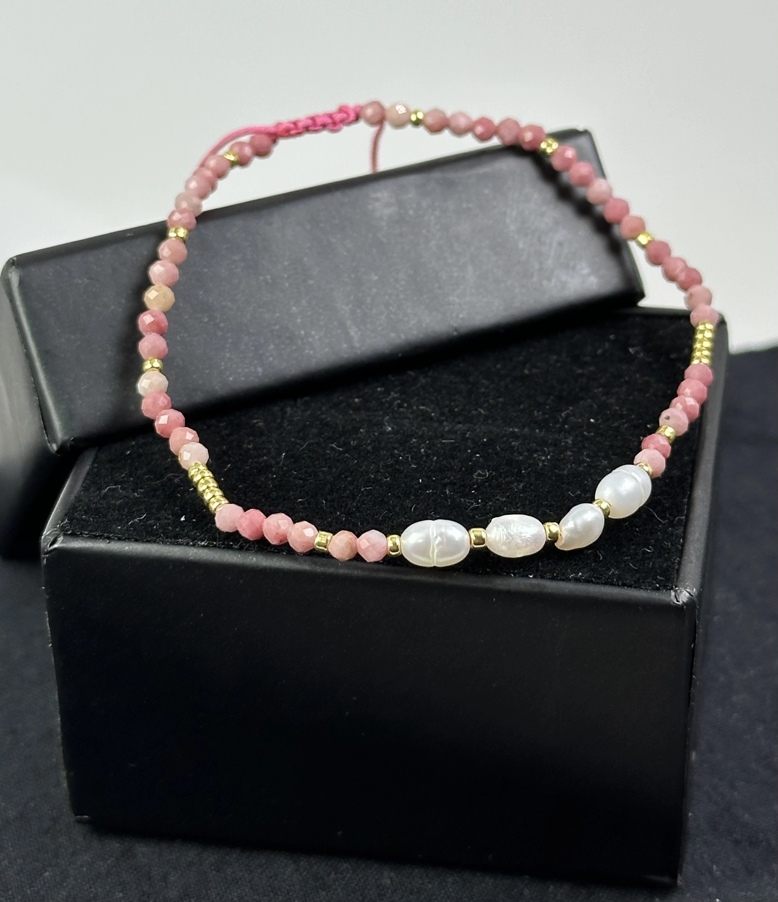  İnci ve Rodonit Taşlarından Zarif Bileklik