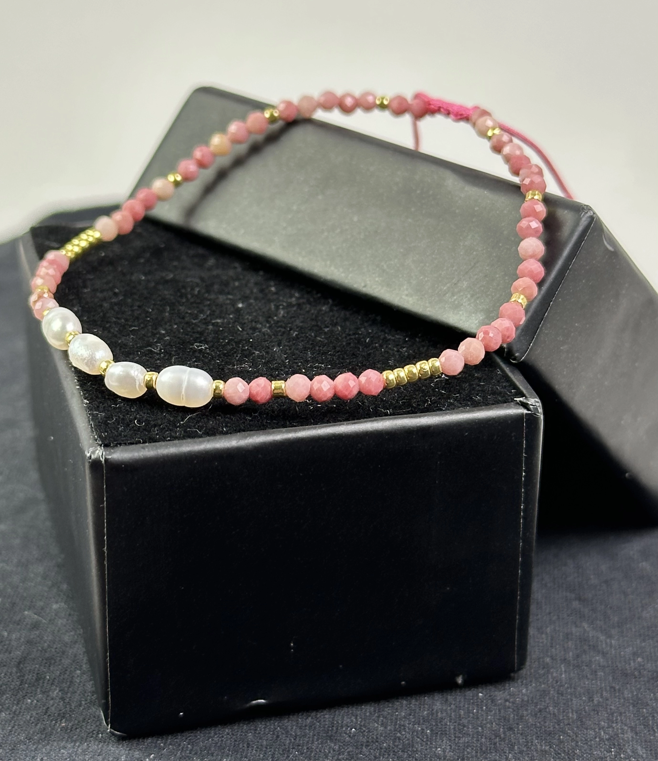  İnci ve Rodonit Taşlarından Zarif Bileklik