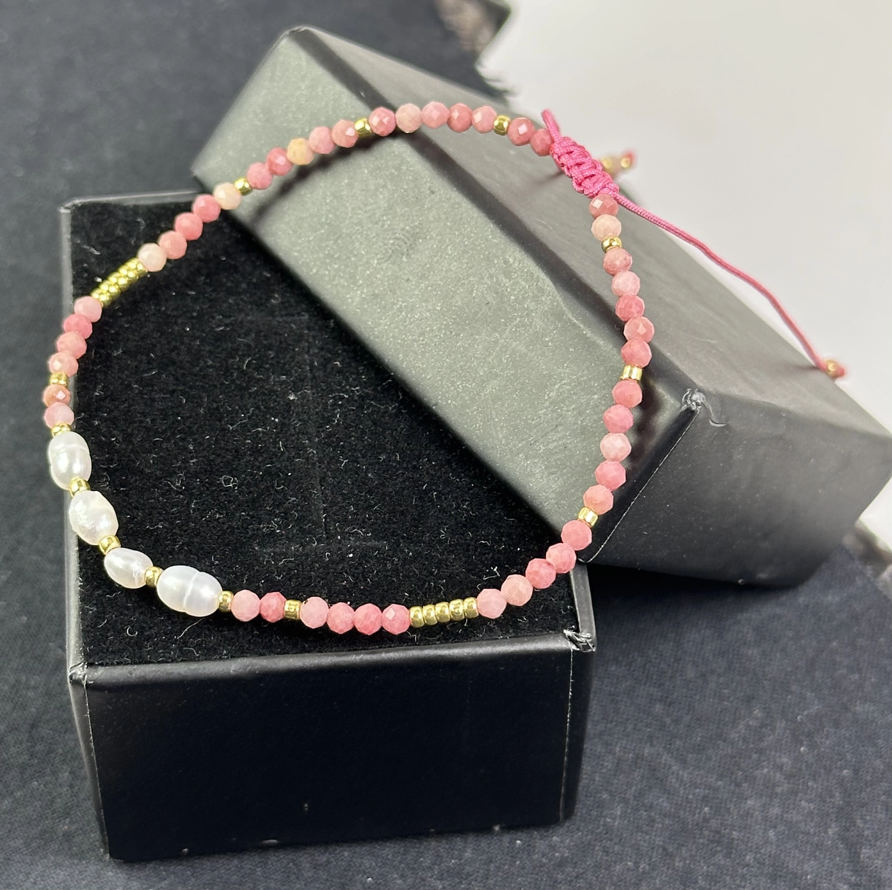  İnci ve Rodonit Taşlarından Zarif Bileklik