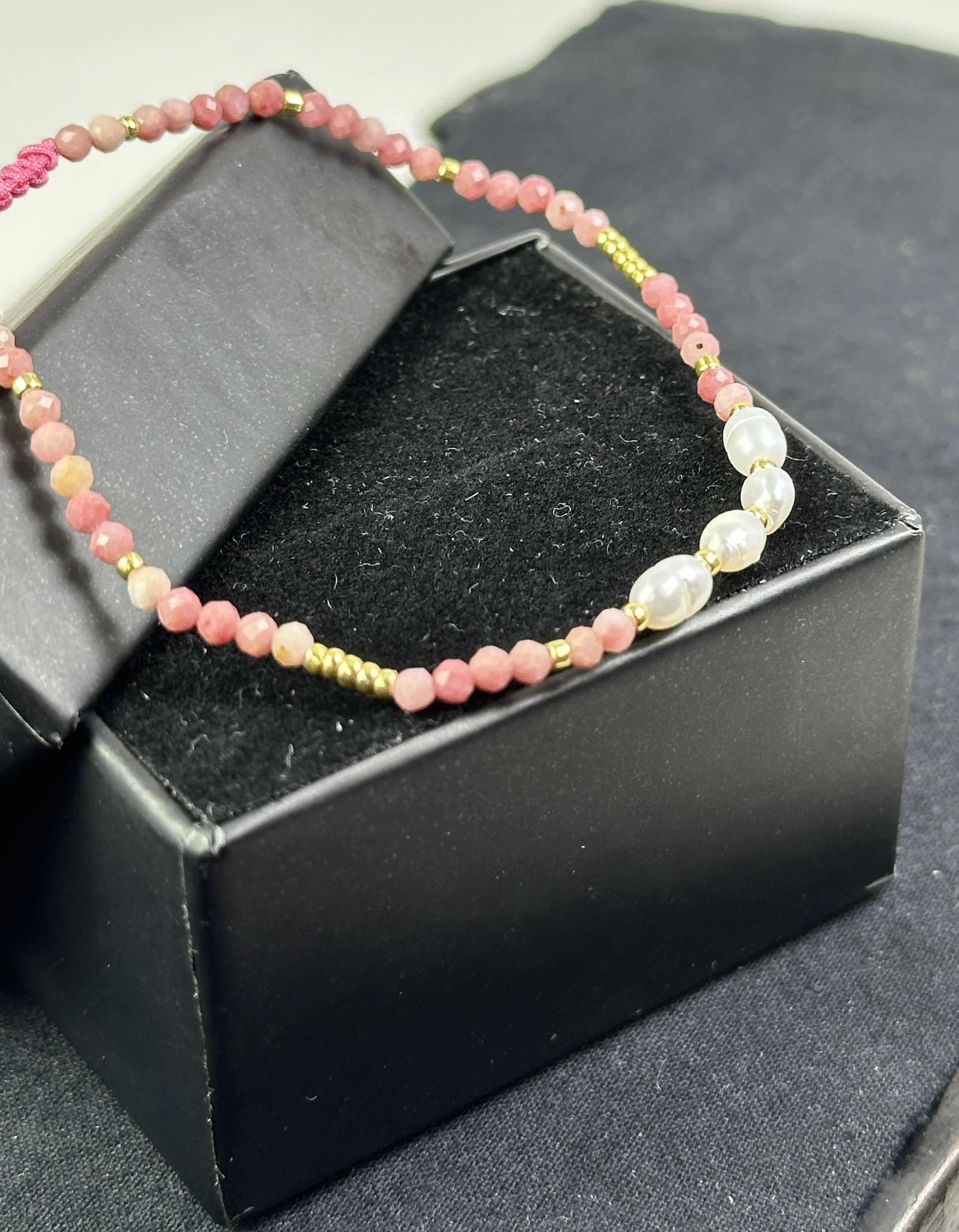  İnci ve Rodonit Taşlarından Zarif Bileklik