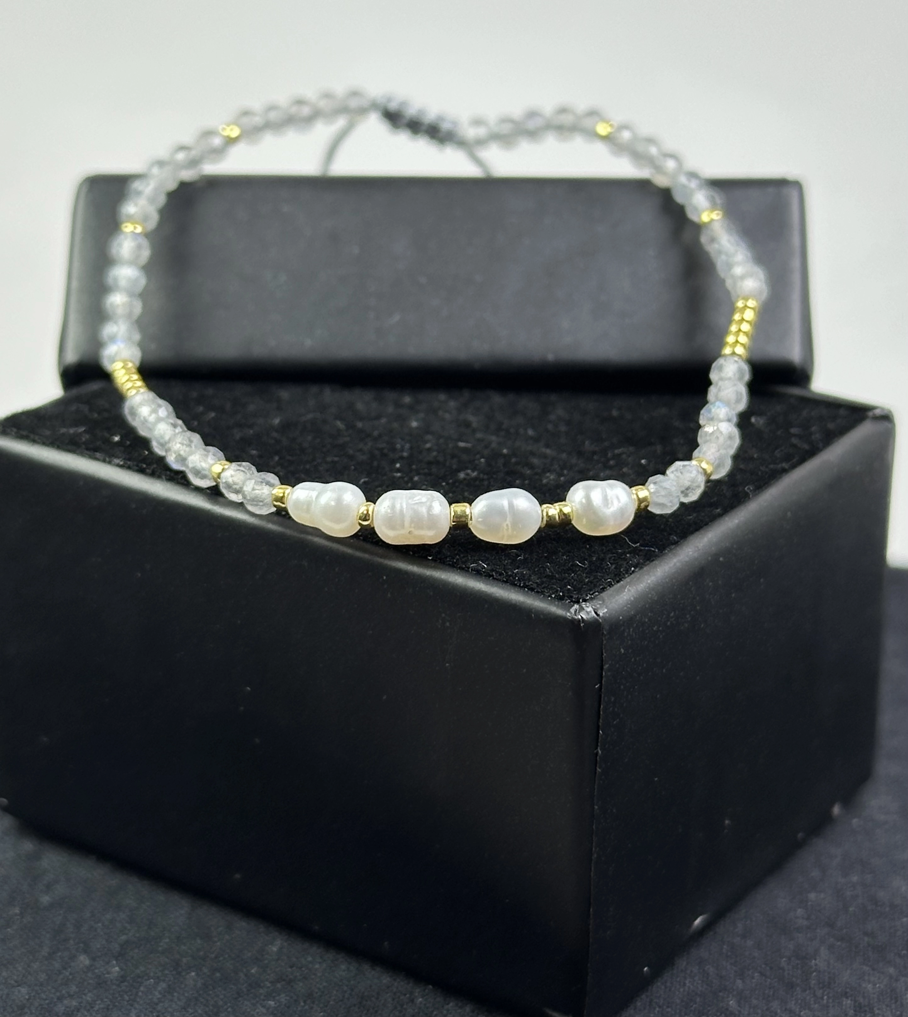  İnci ve Labradorit Taşlarından Zarif Bileklik