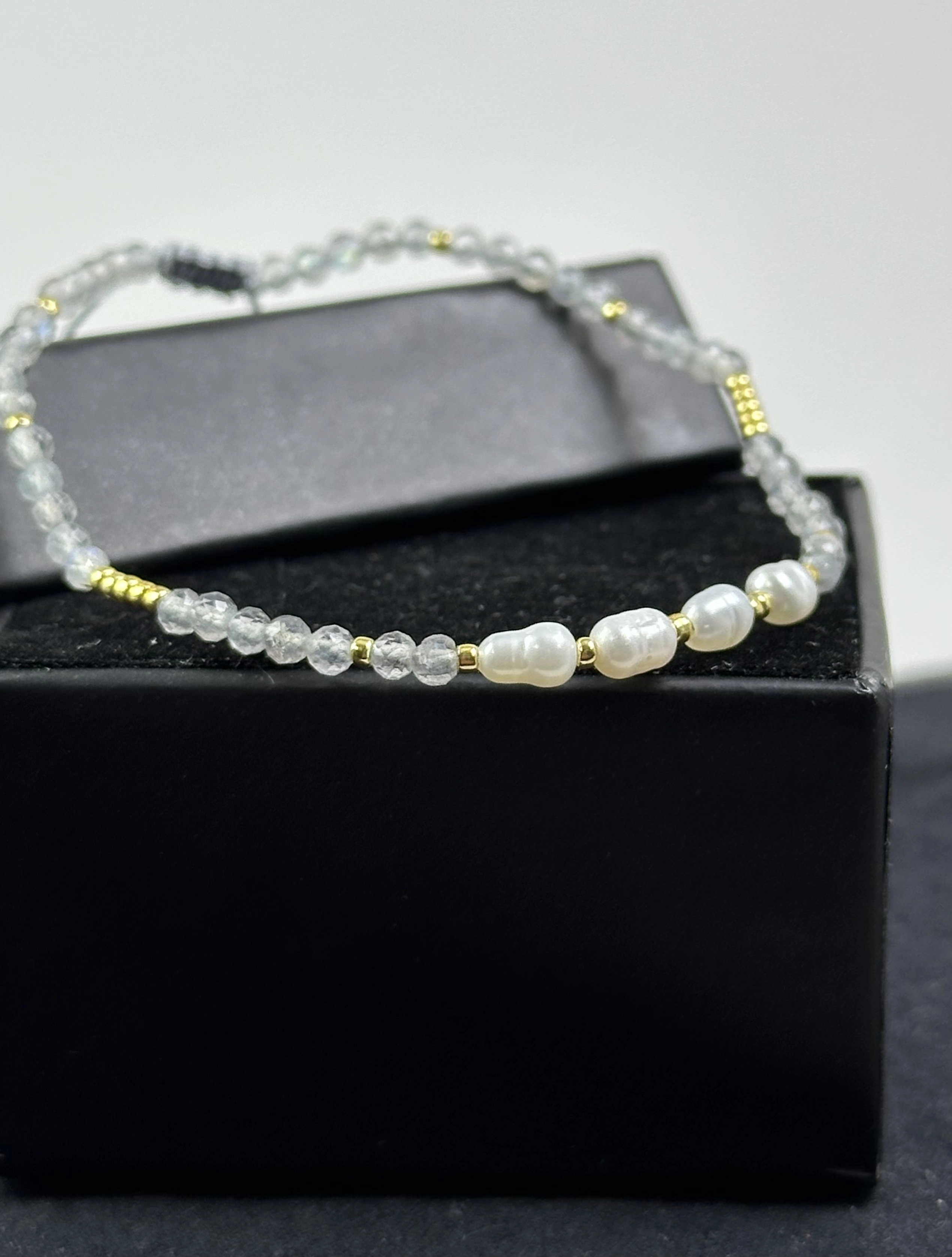  İnci ve Labradorit Taşlarından Zarif Bileklik