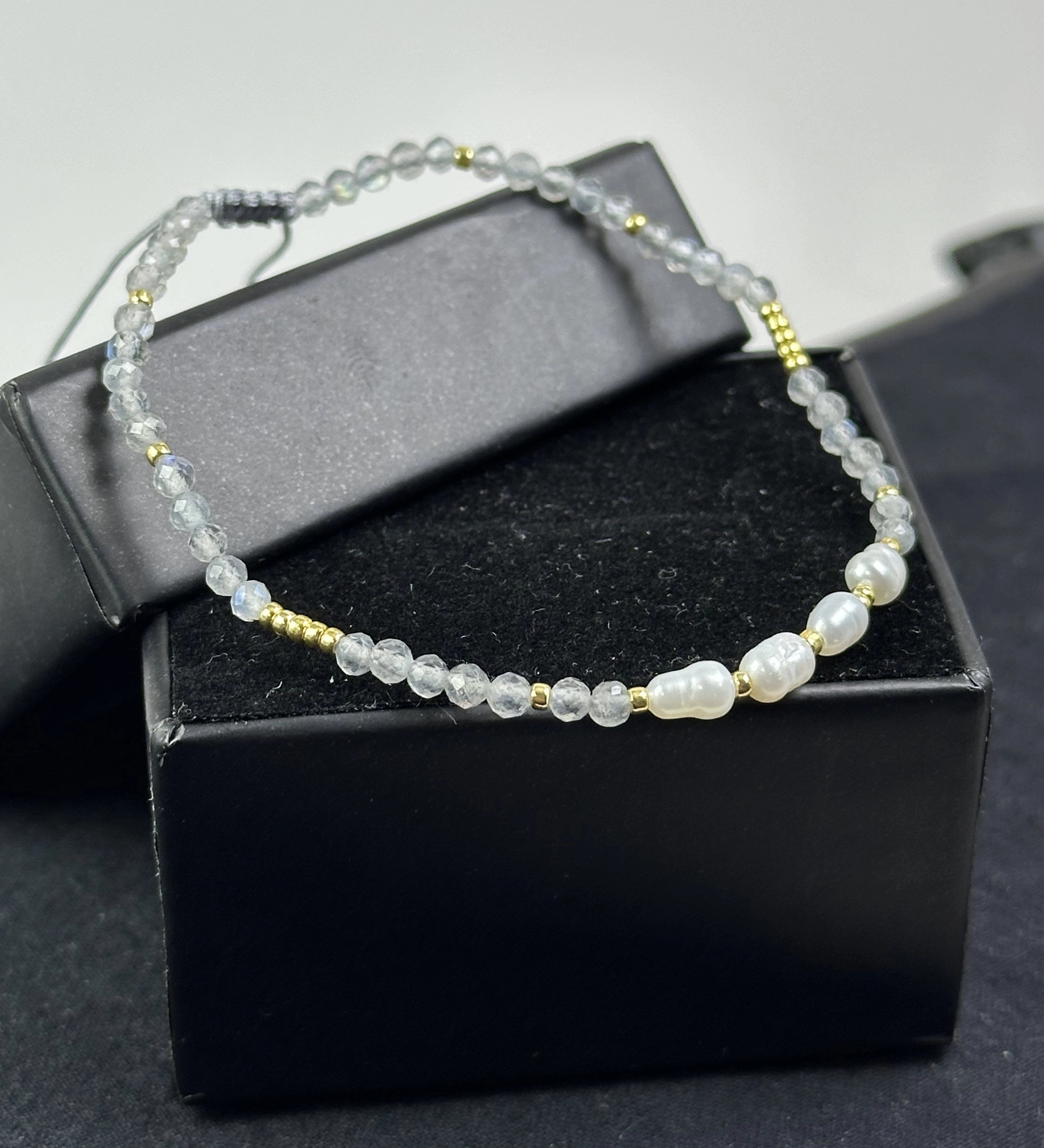  İnci ve Labradorit Taşlarından Zarif Bileklik