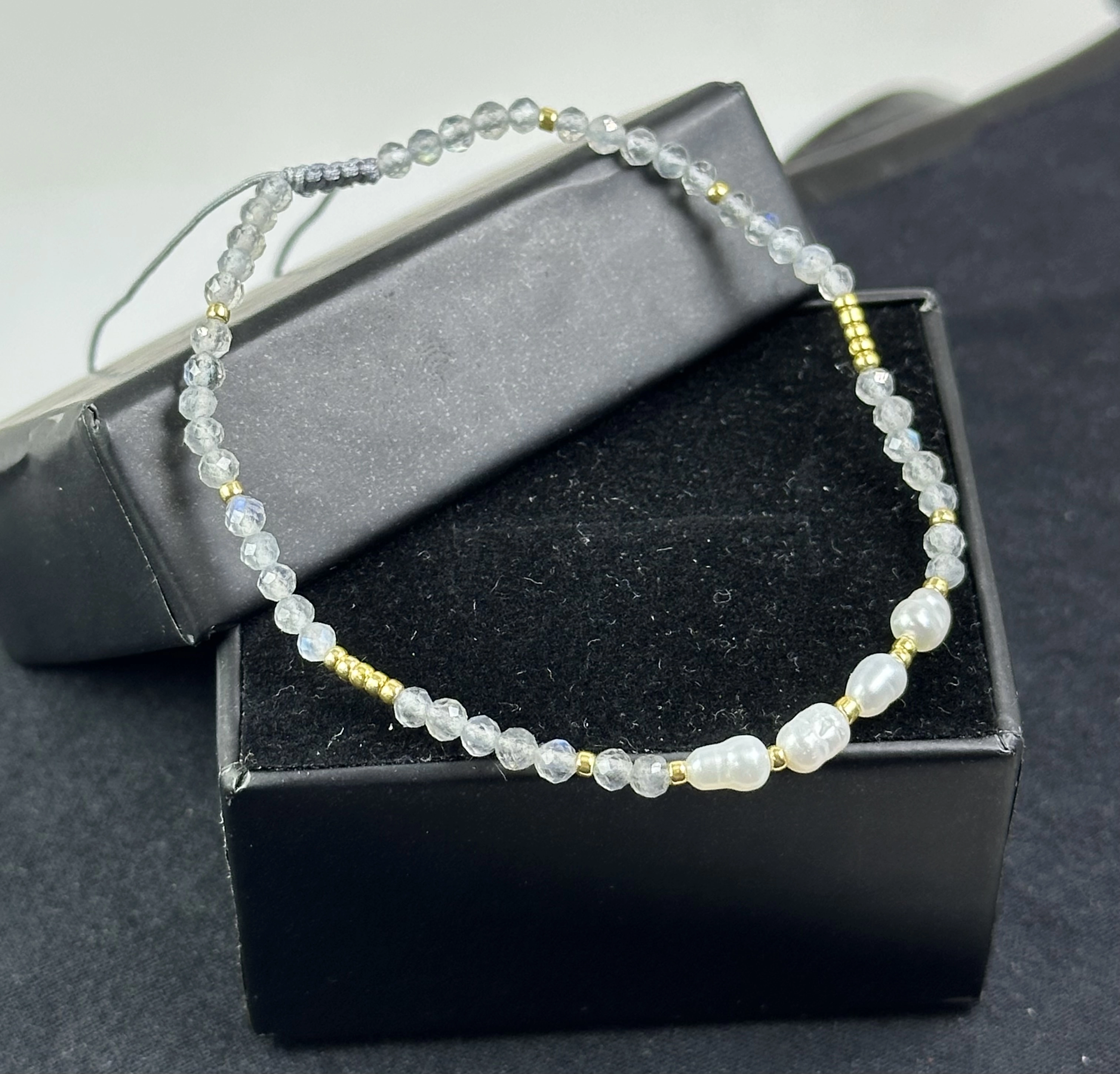  İnci ve Labradorit Taşlarından Zarif Bileklik