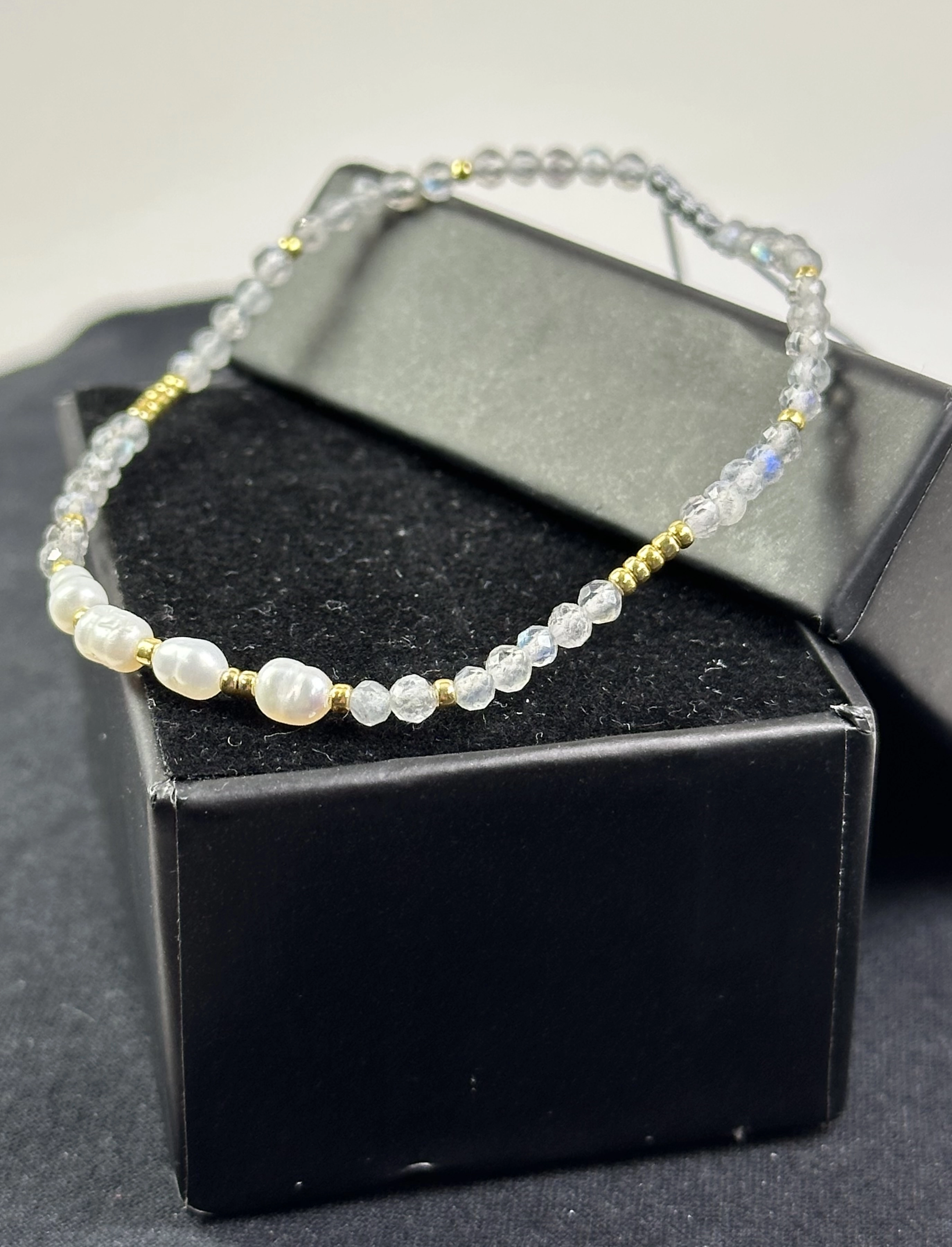  İnci ve Labradorit Taşlarından Zarif Bileklik