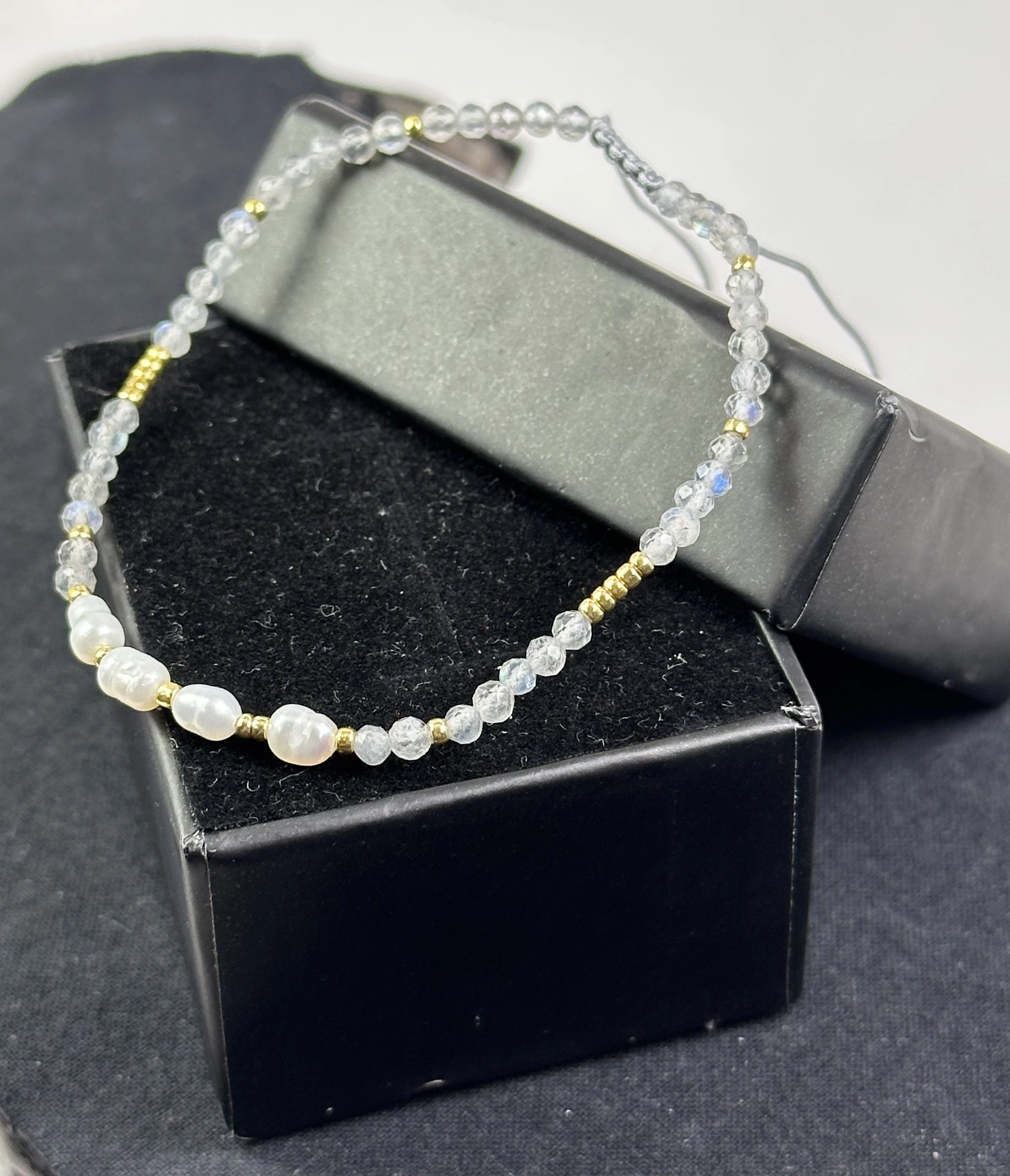  İnci ve Labradorit Taşlarından Zarif Bileklik