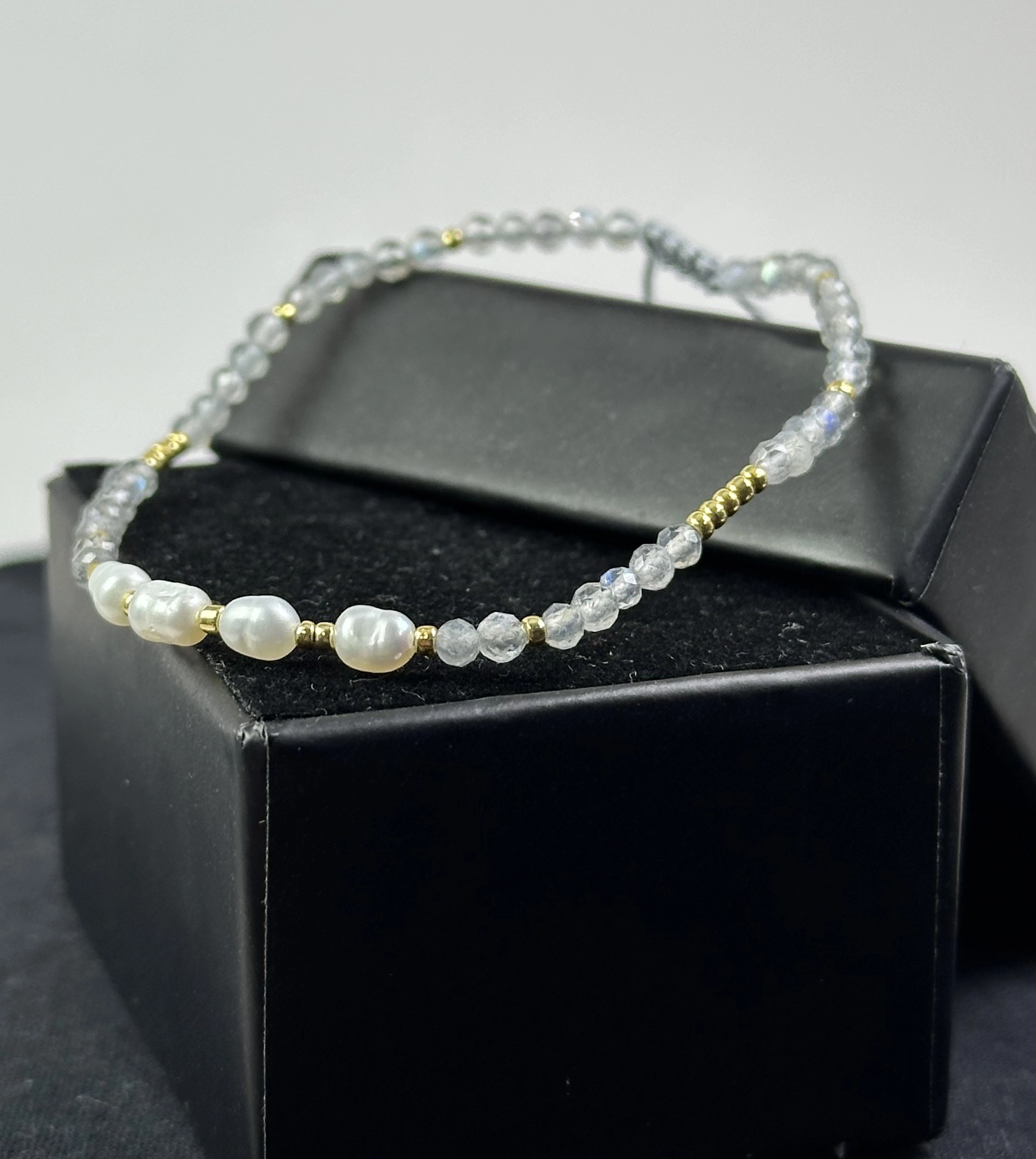  İnci ve Labradorit Taşlarından Zarif Bileklik