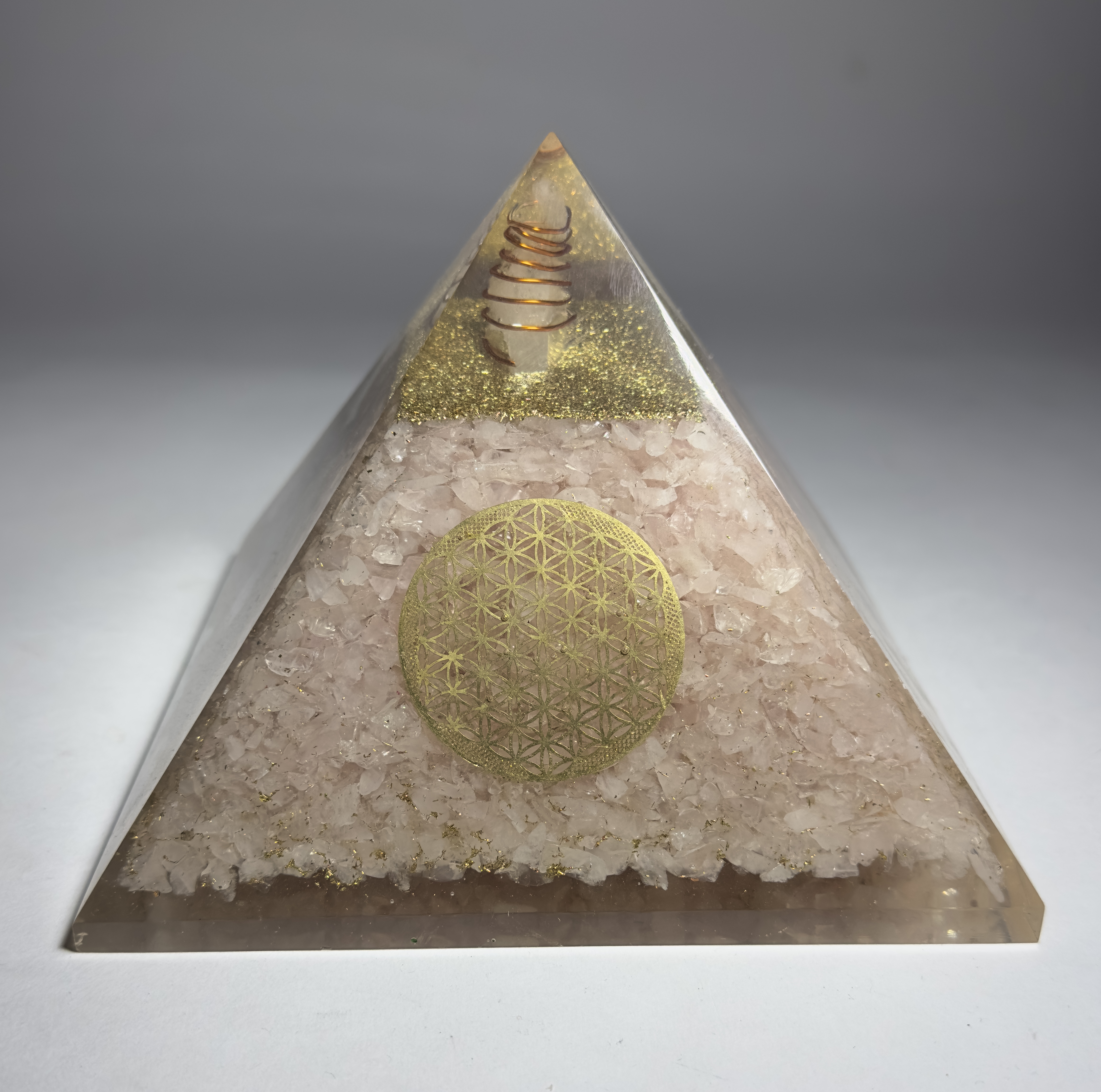 Pembe Kuvars Taşından Piramit Orgonit