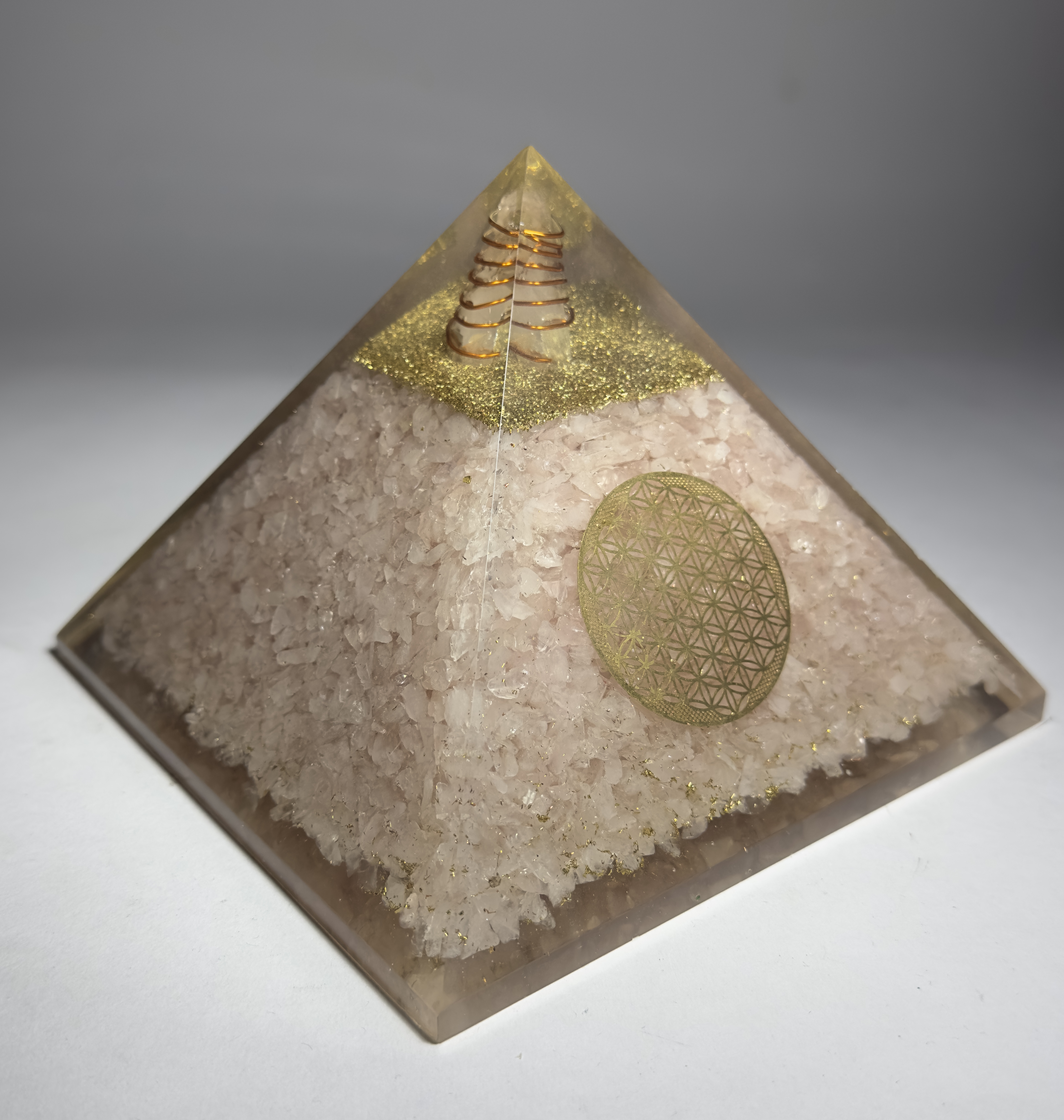 Pembe Kuvars Taşından Piramit Orgonit