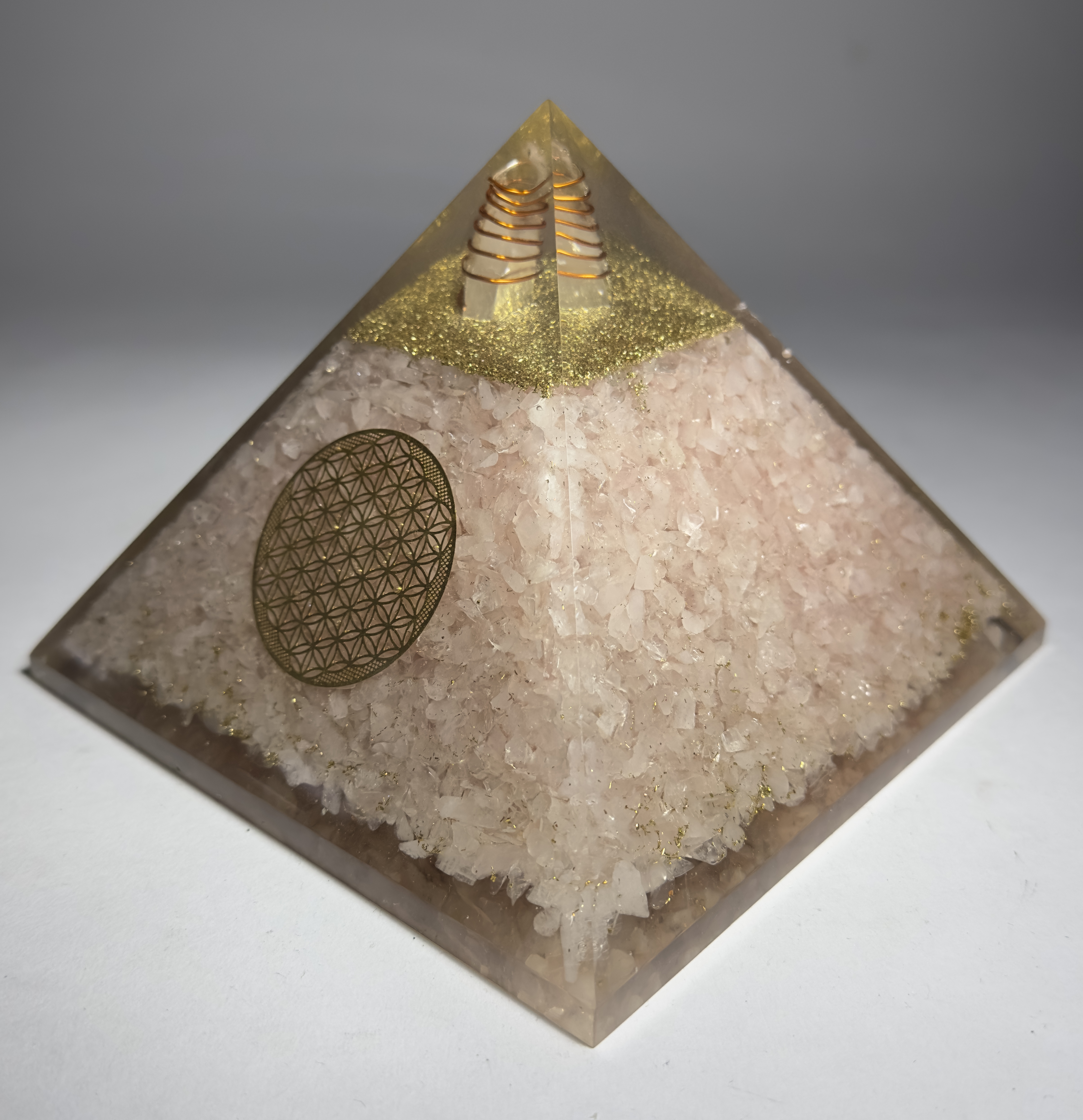 Pembe Kuvars Taşından Piramit Orgonit