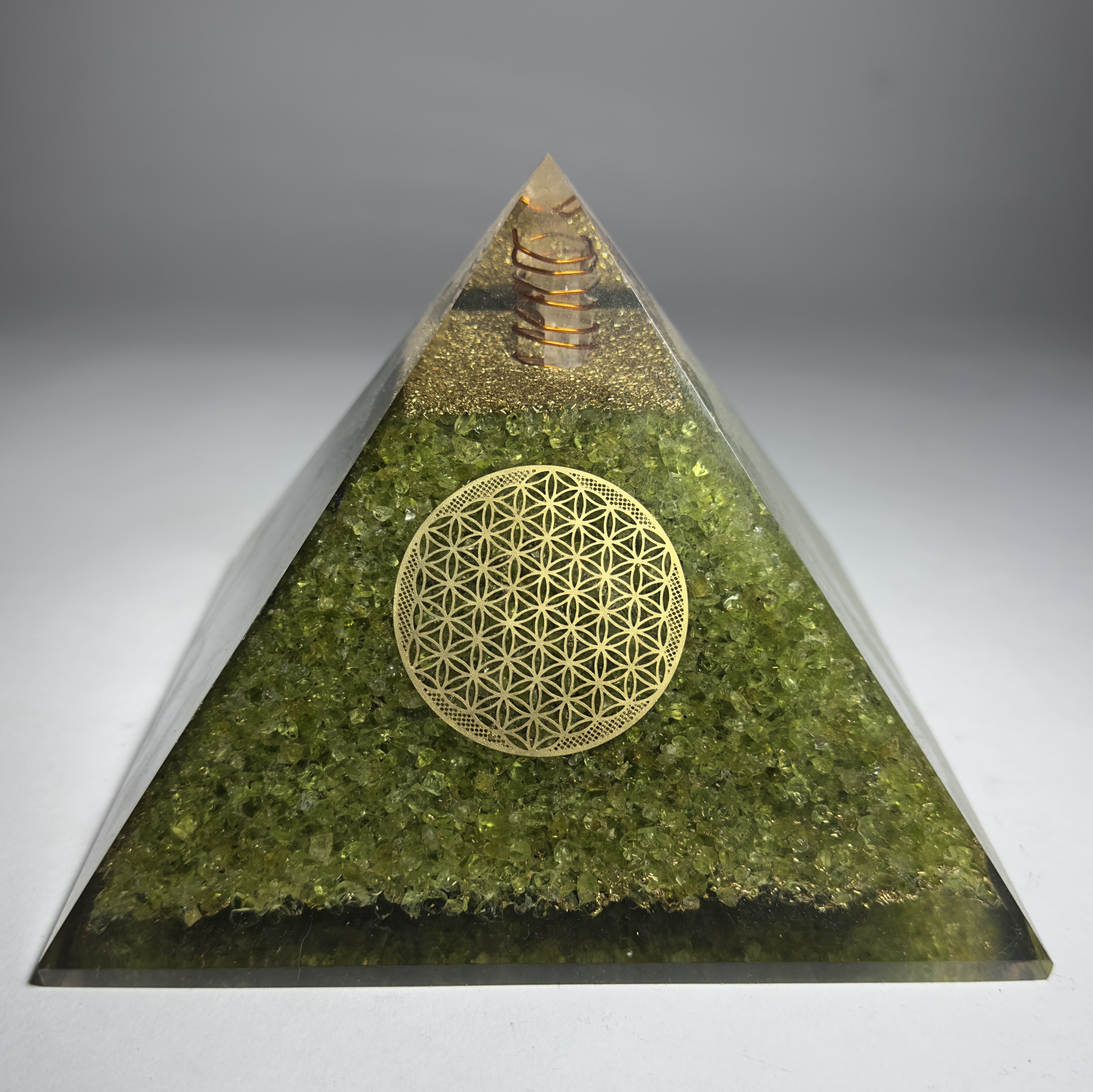 Peridot (= Zebercet) Taşından Piramit Orgonit