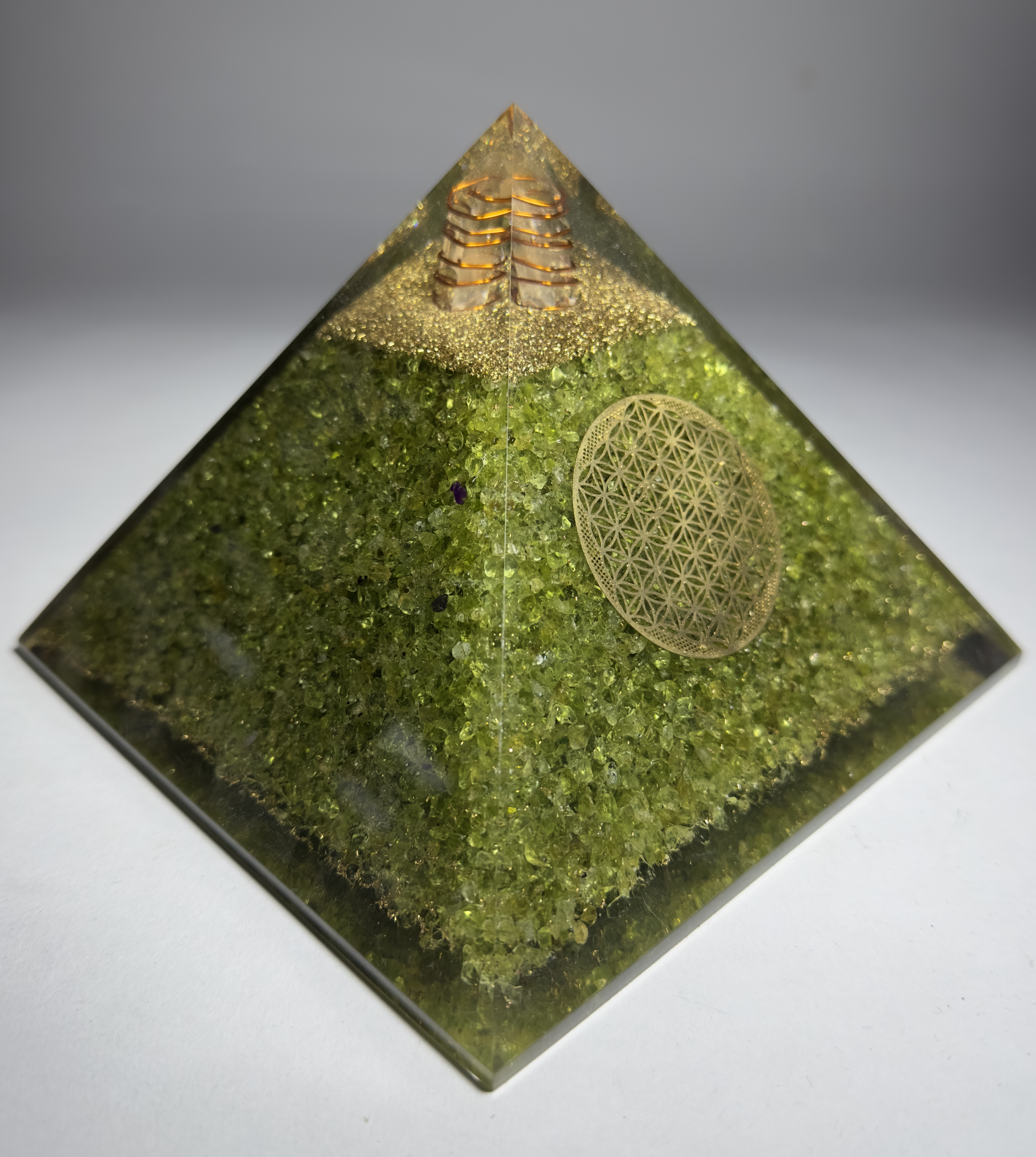 Peridot (= Zebercet) Taşından Piramit Orgonit