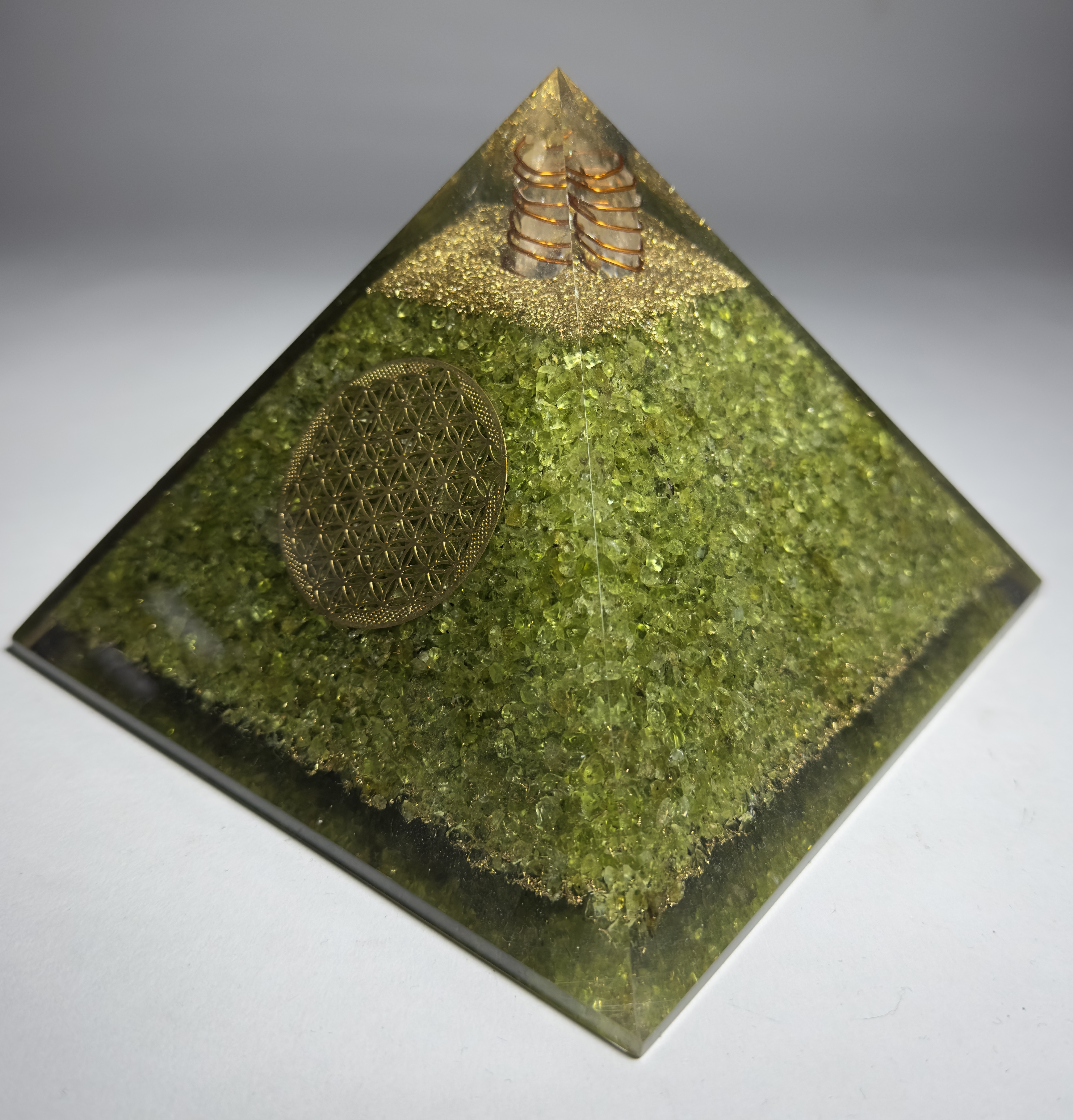 Peridot (= Zebercet) Taşından Piramit Orgonit