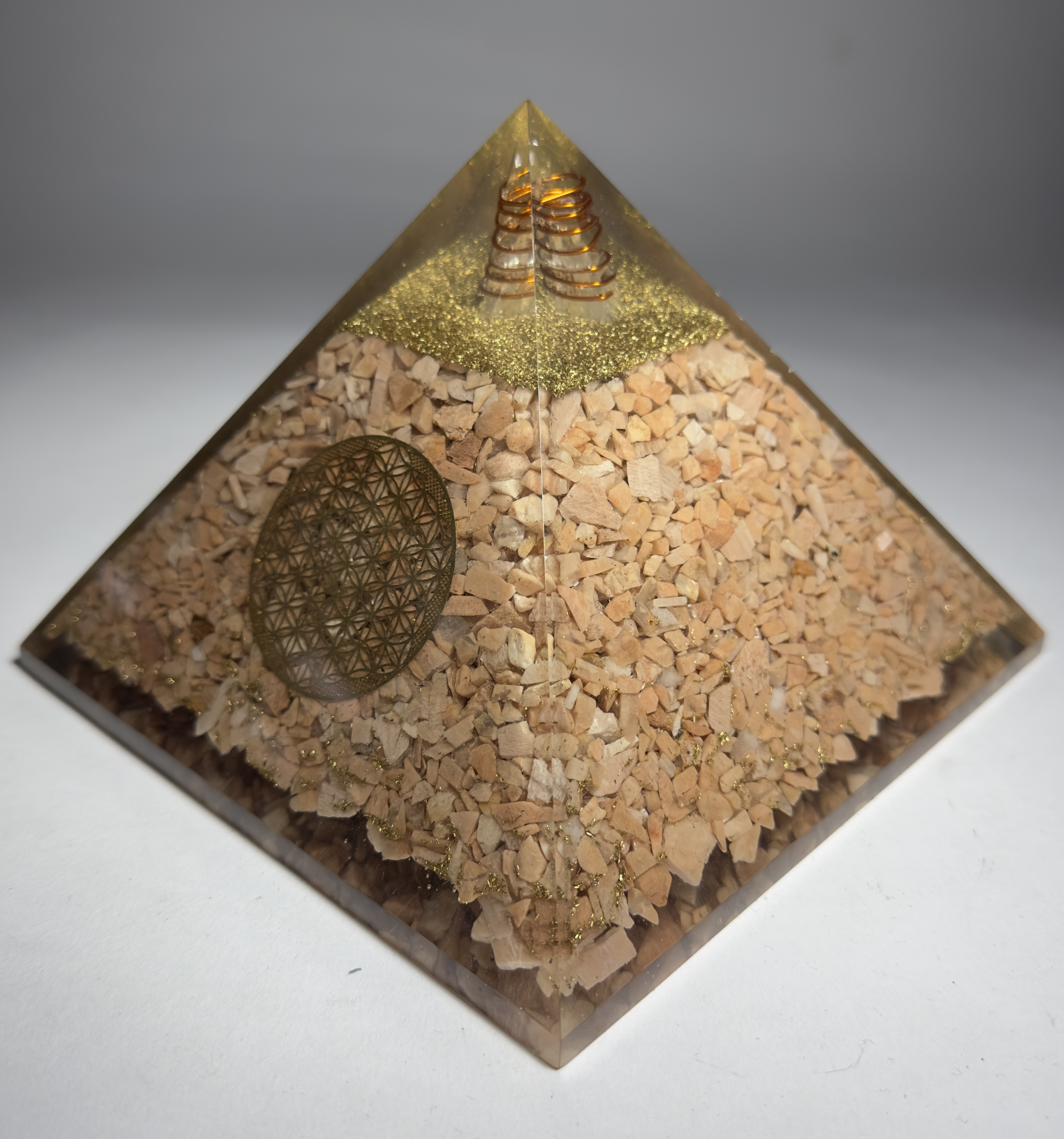 Şeftali Aytaşından Piramit Orgonit