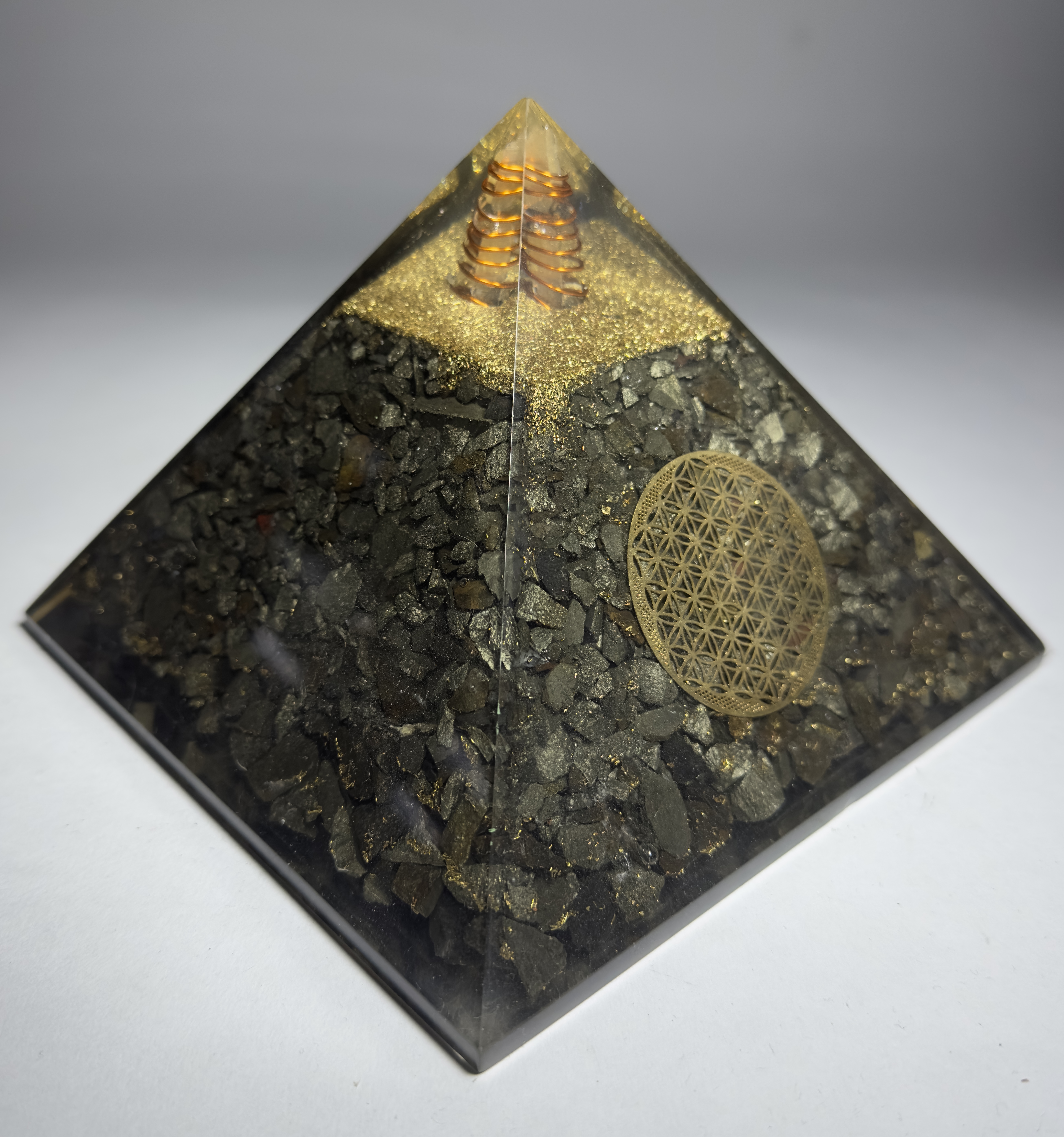 Pirit Taşından Piramit Orgonit