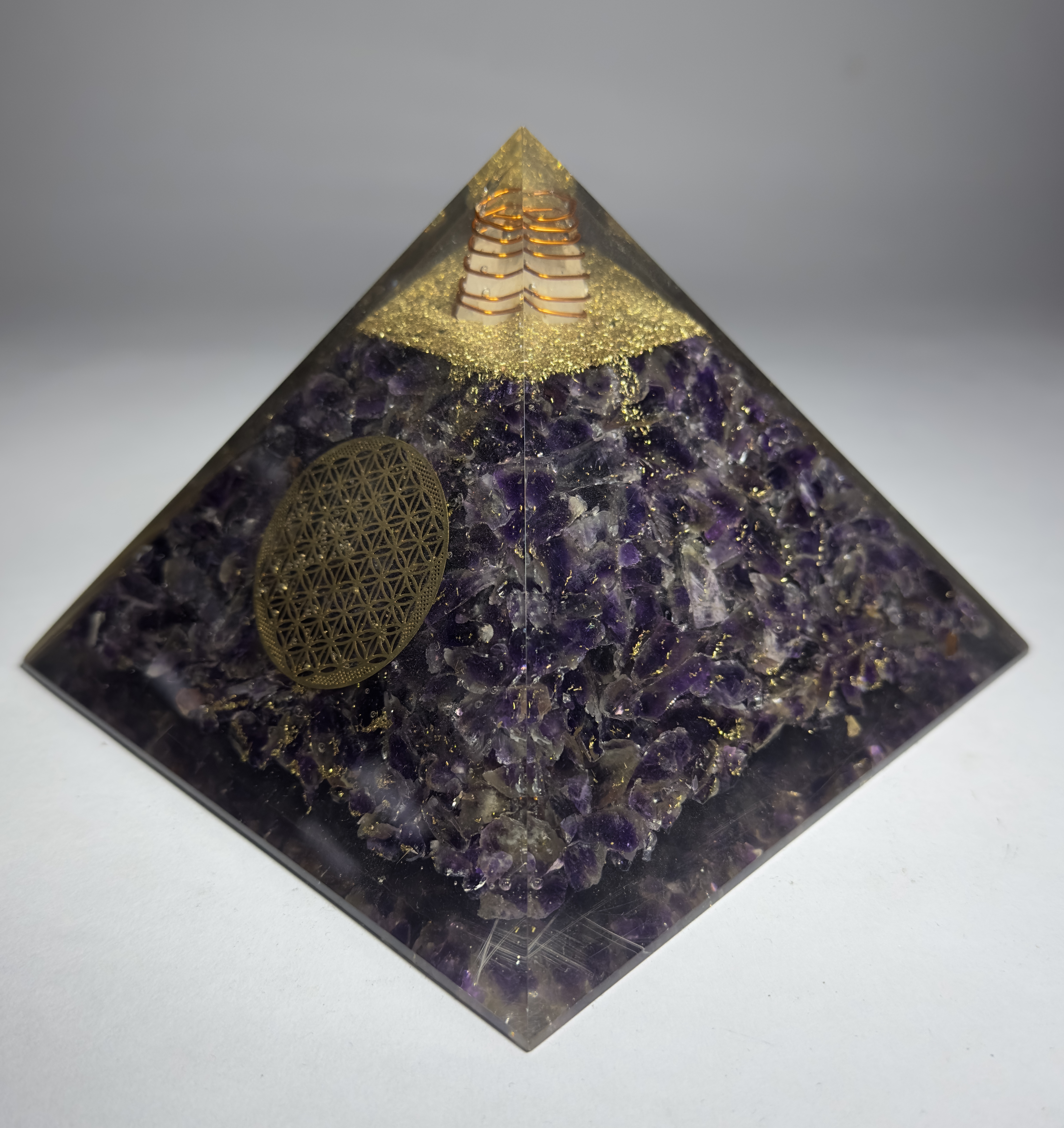 Ametist Taşından Piramit Orgonit