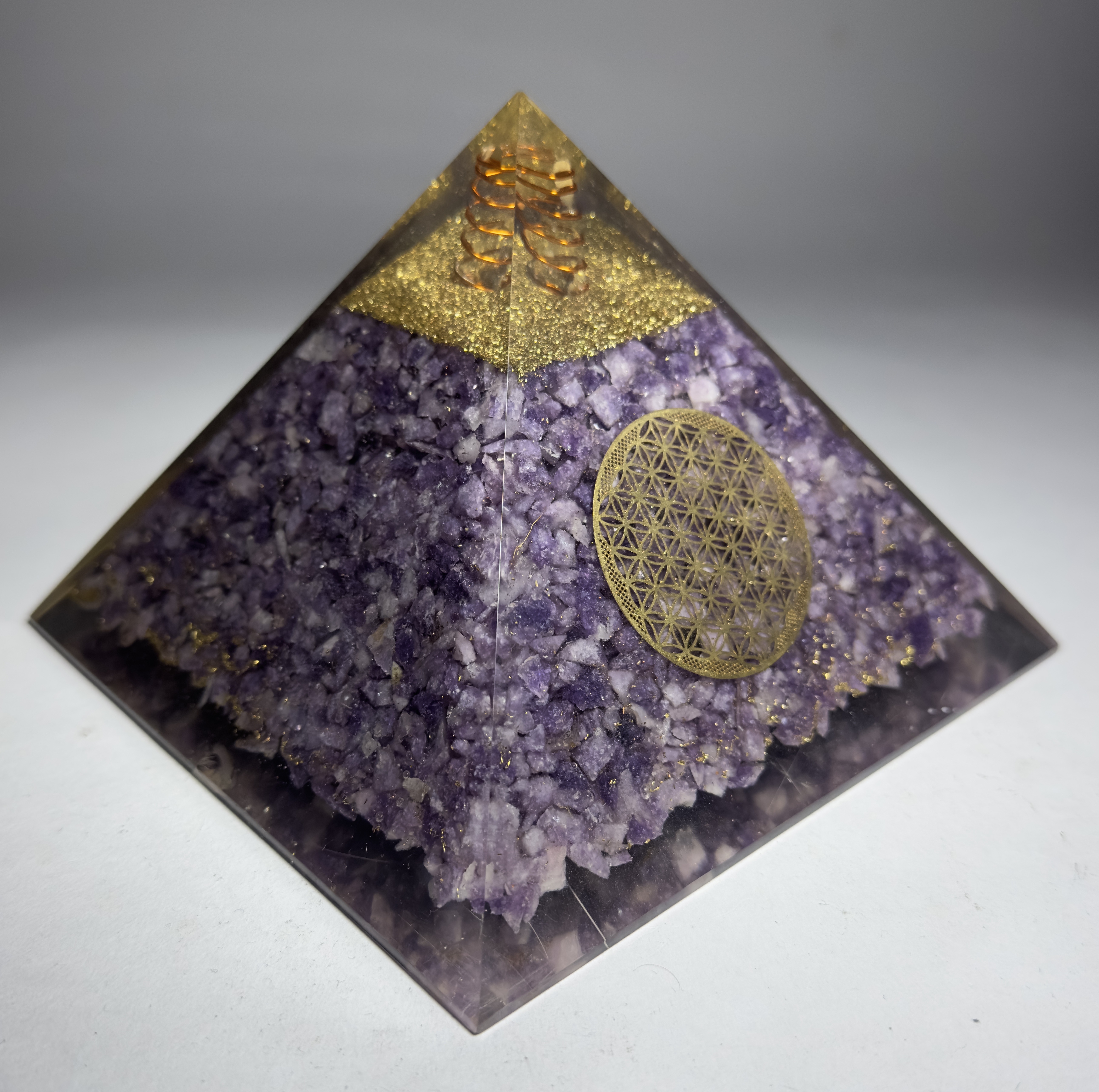 Lepidolit Taşından Piramit Orgonit