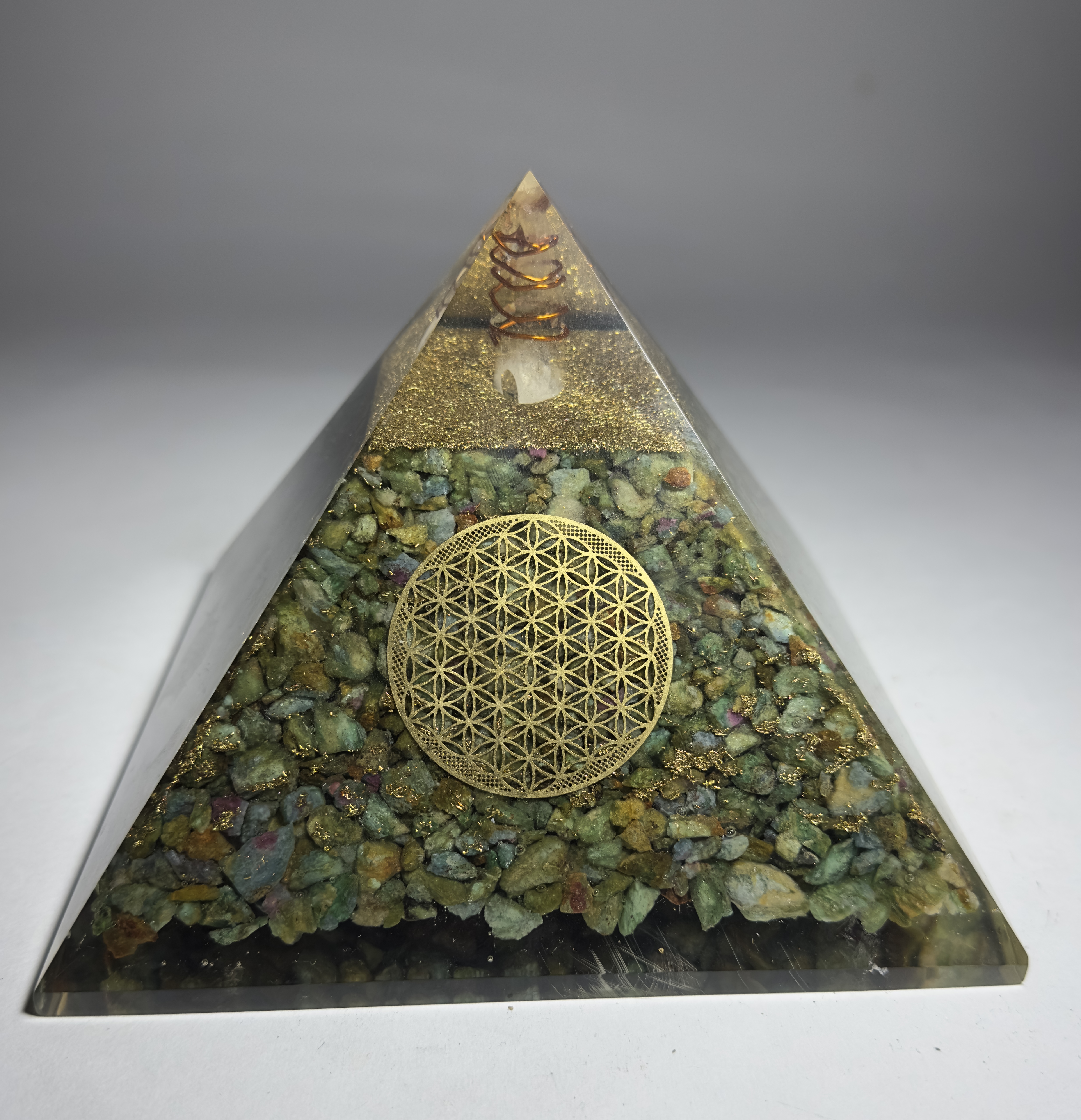 Yakutlu Fuksit Taşından Piramit Orgonit