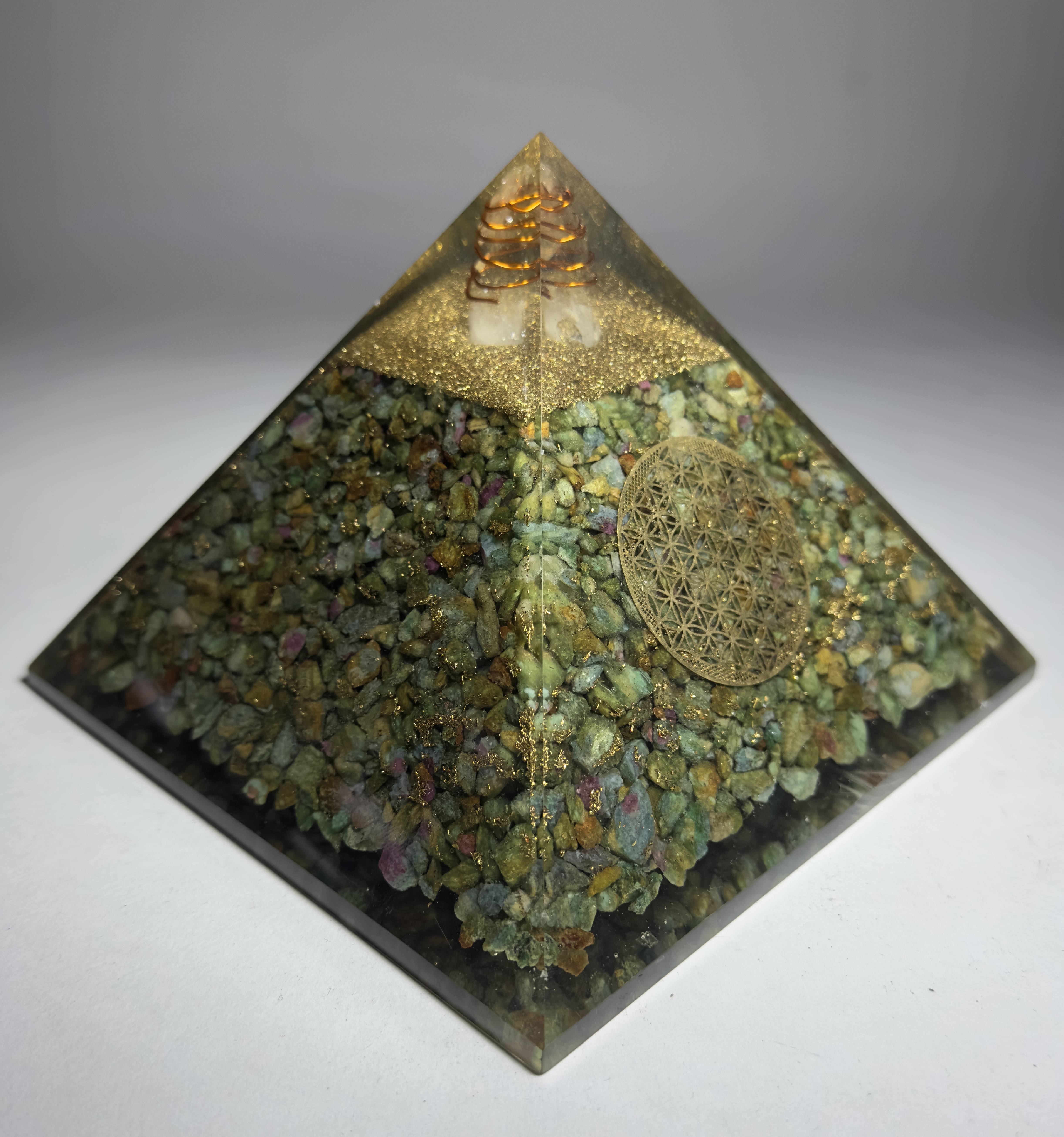 Yakutlu Fuksit Taşından Piramit Orgonit