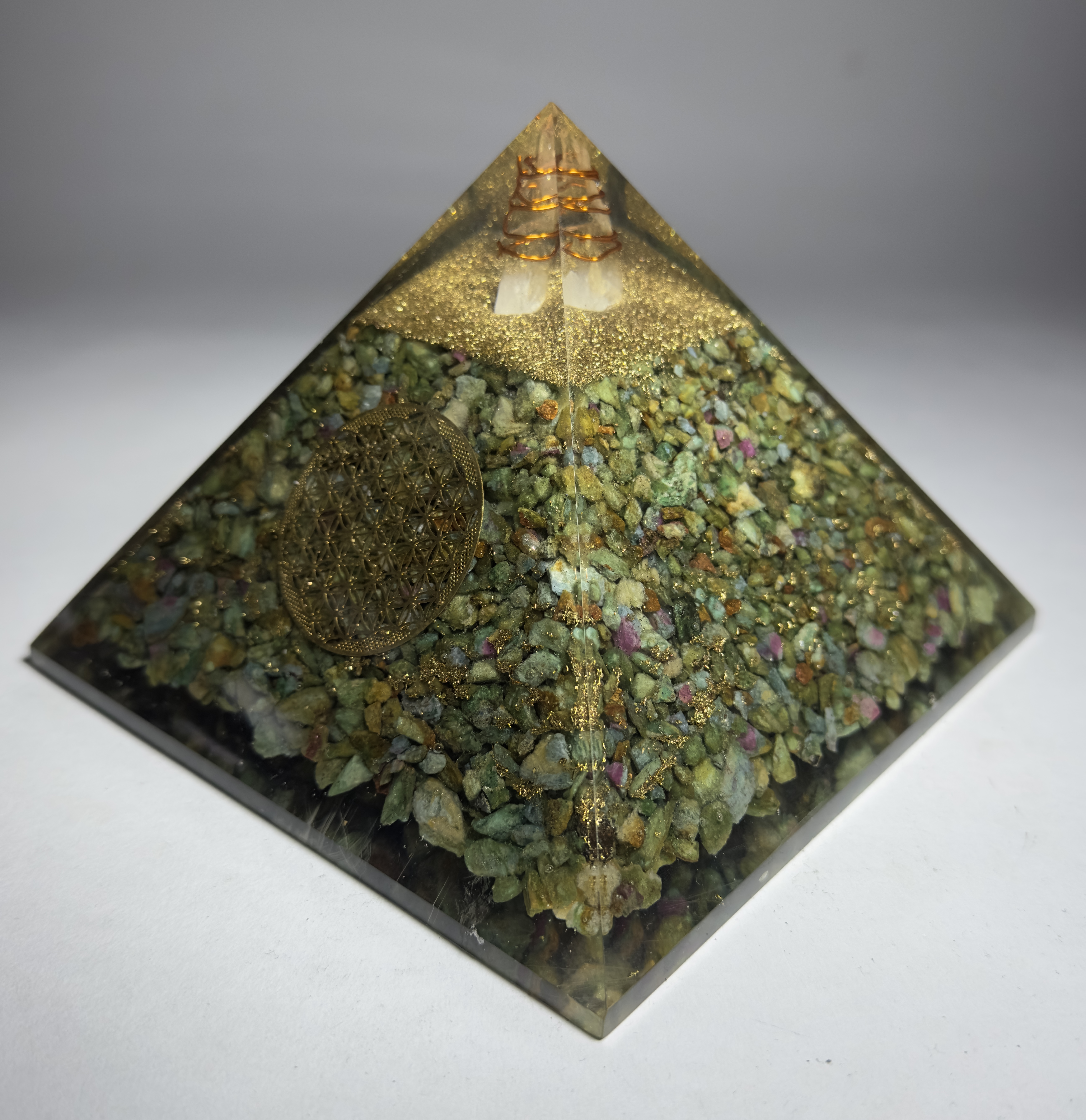 Yakutlu Fuksit Taşından Piramit Orgonit