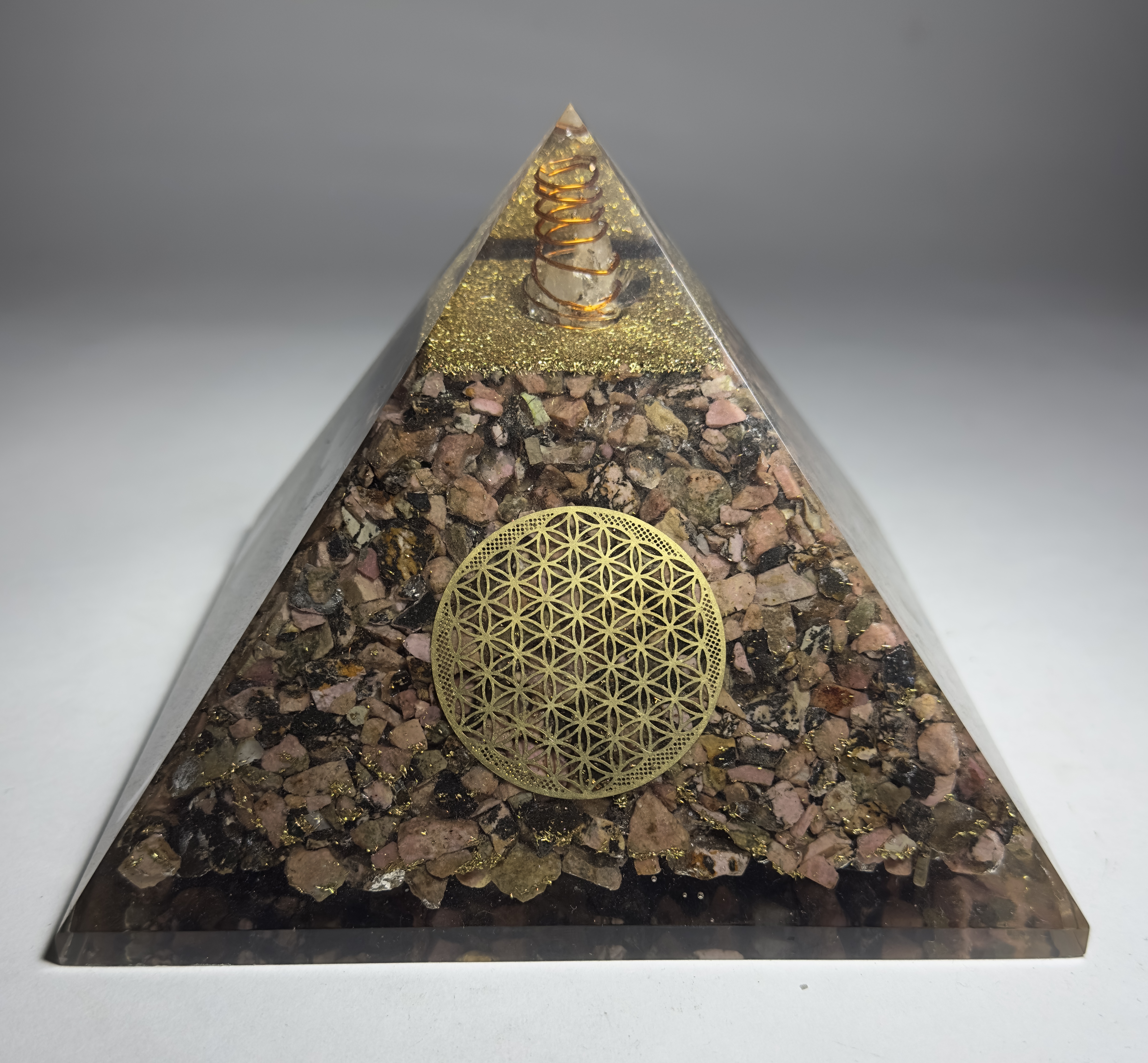 Rodonit Taşından Piramit Orgonit