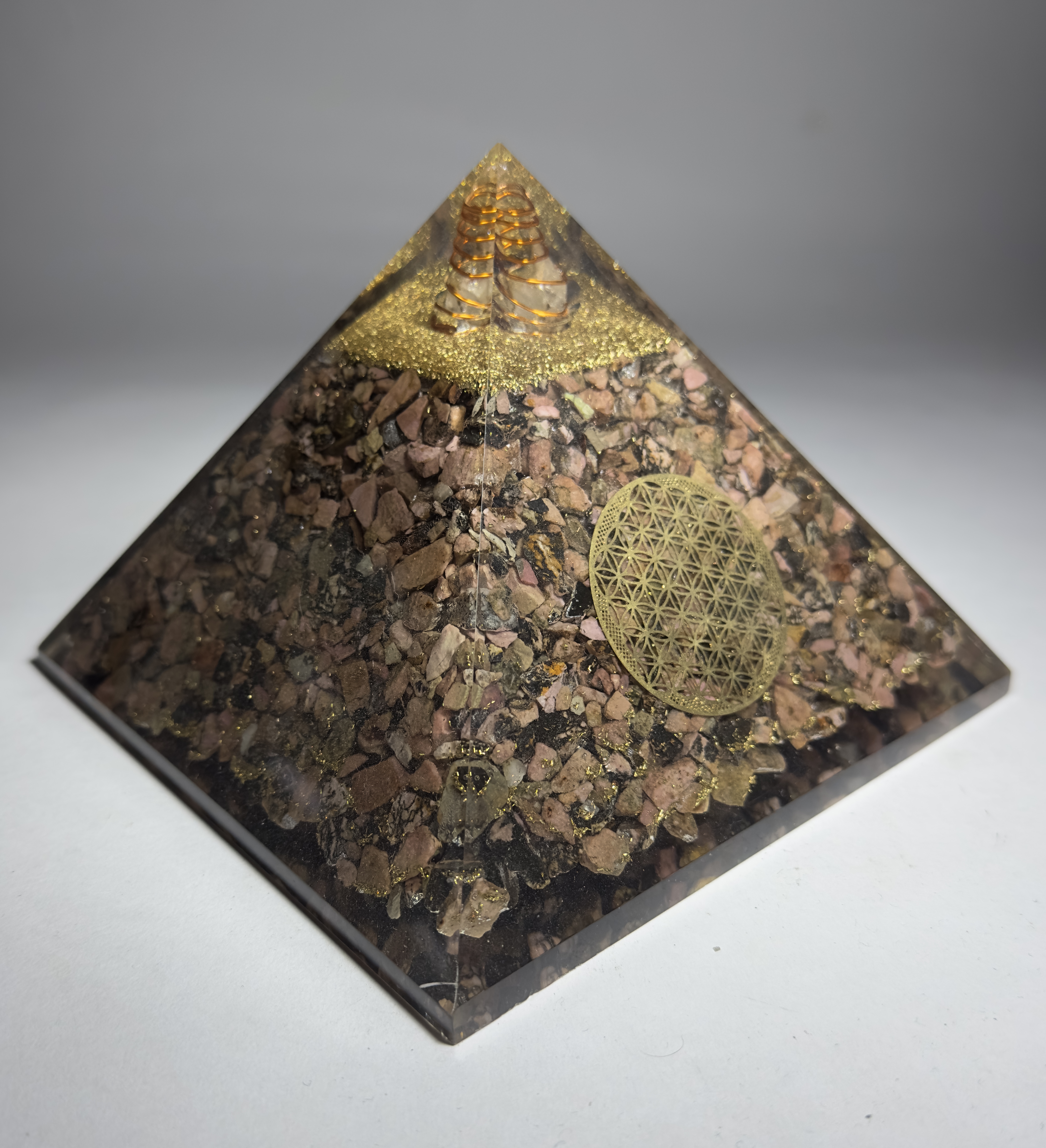 Rodonit Taşından Piramit Orgonit