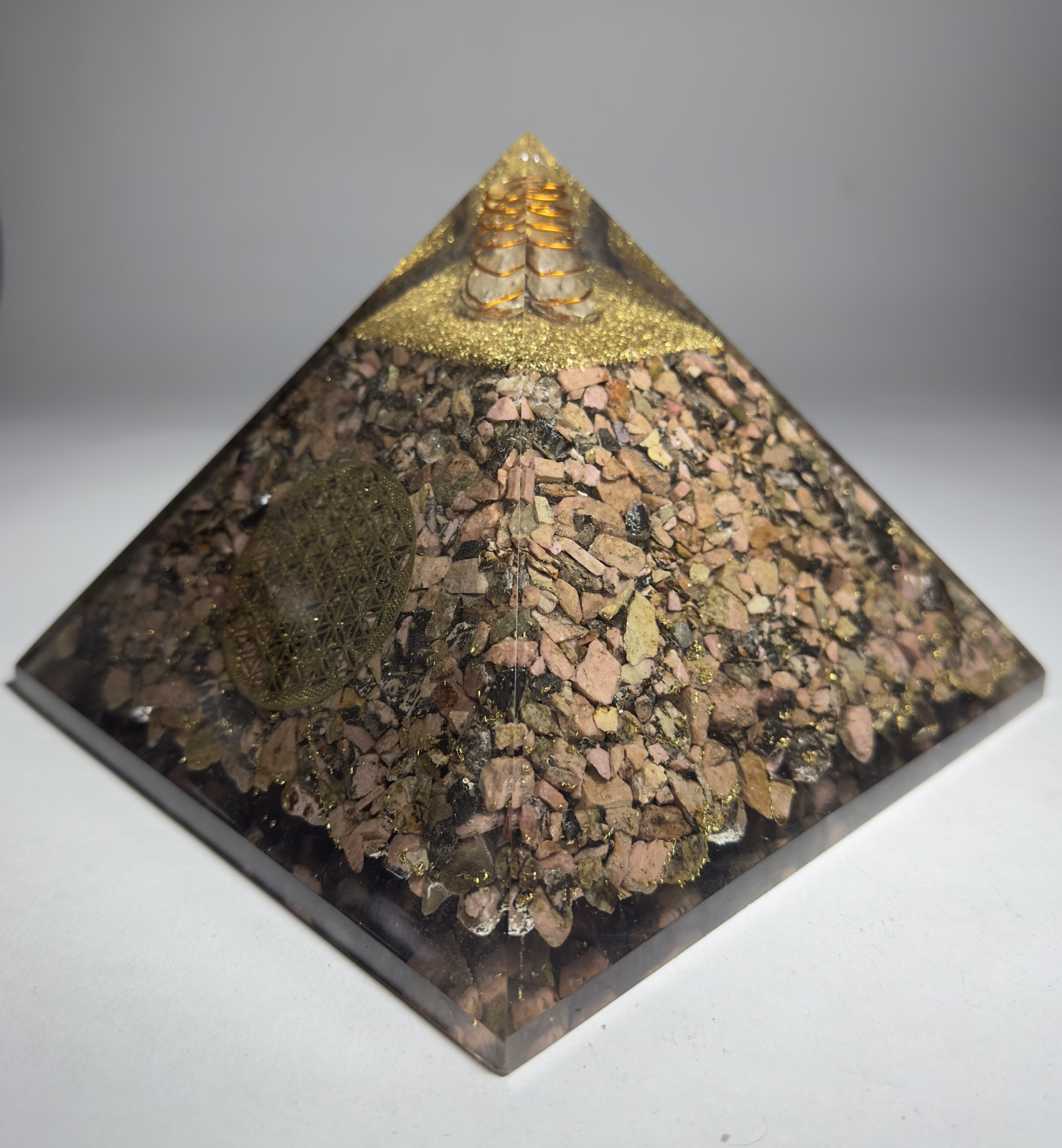 Rodonit Taşından Piramit Orgonit