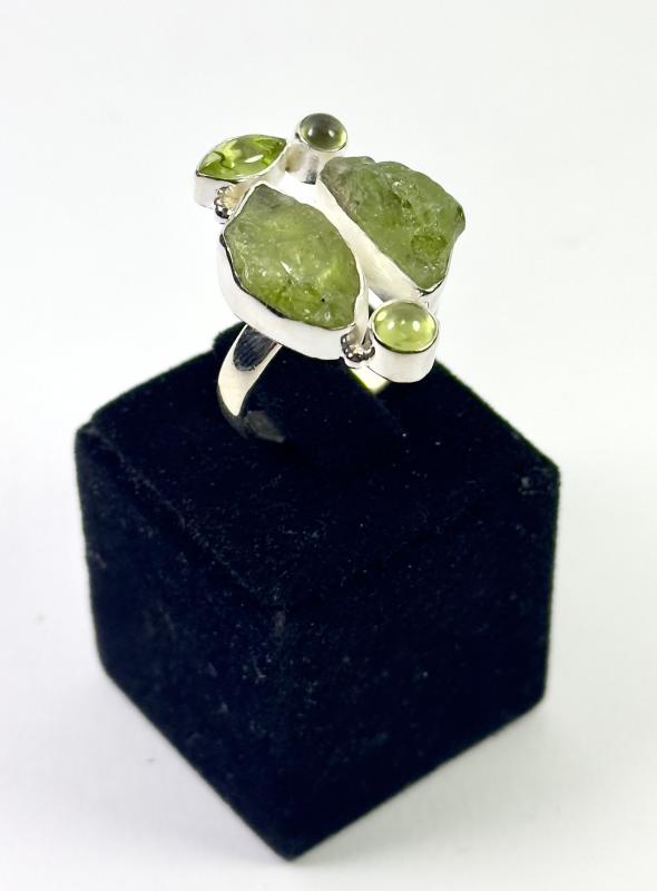 Zebercet ( Peridot ) Taşlarından Gümüş Yüzük