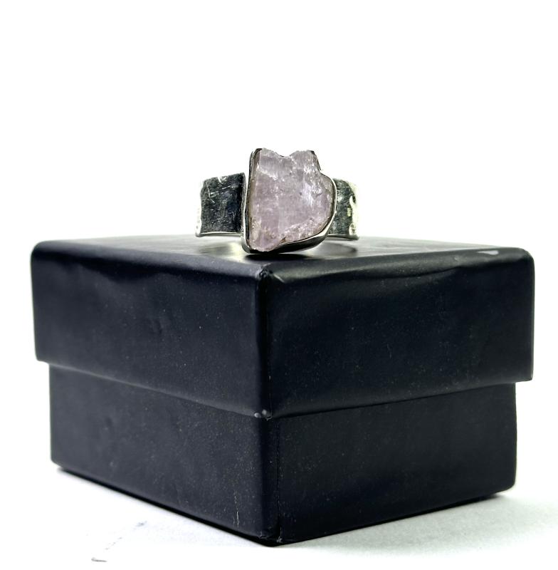 Ham Kunzit Taşlı Gümüş Yüzük