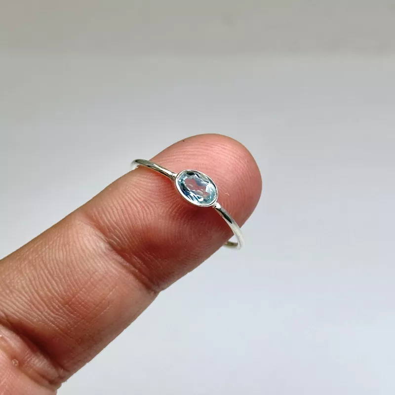Topaz Taşından Zarif Gümüş Yüzük