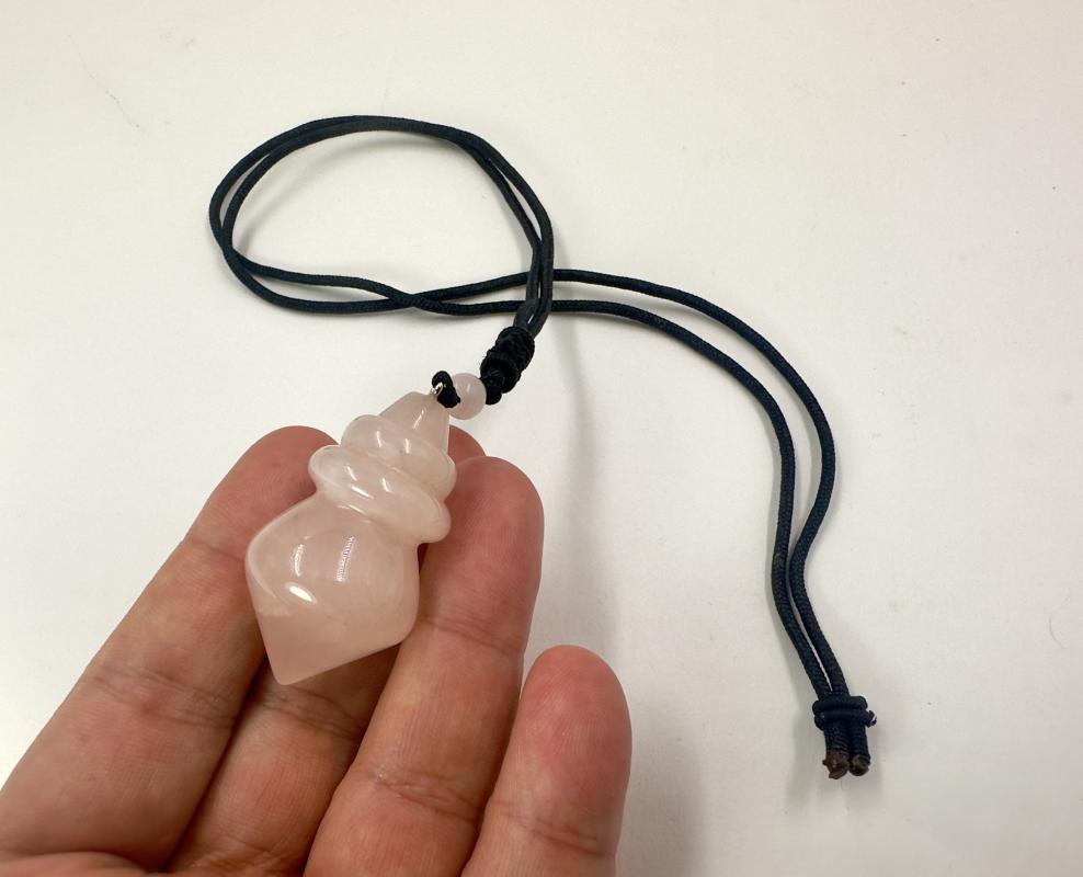 Pembe Kuvarstan Sarkaç Model Kolye