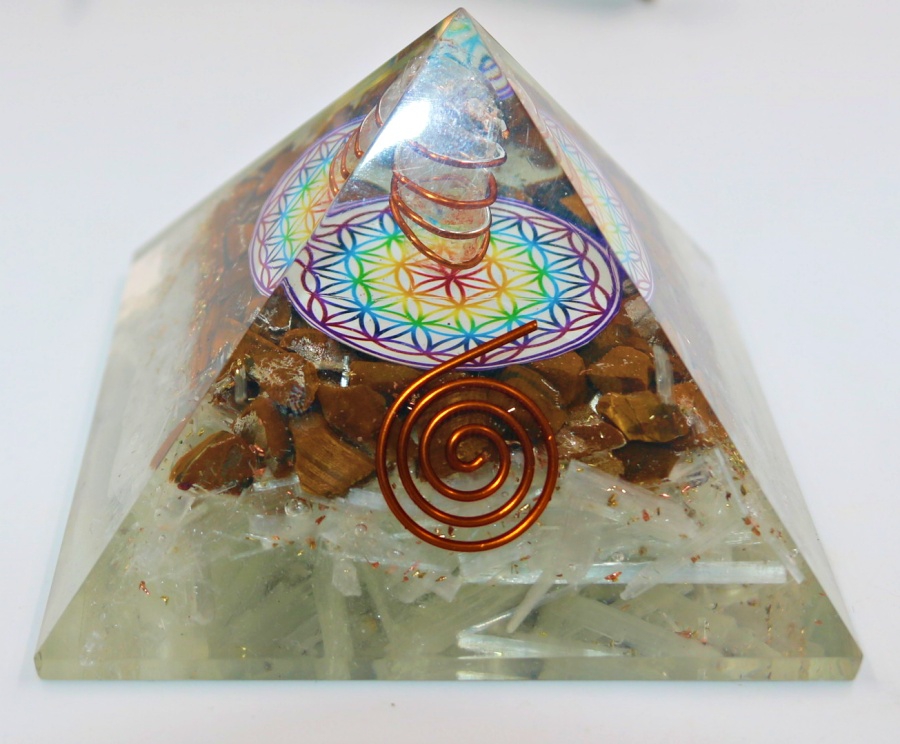 Selenit ve Kaplangözü Kristallerinden Piramidal Orgonit