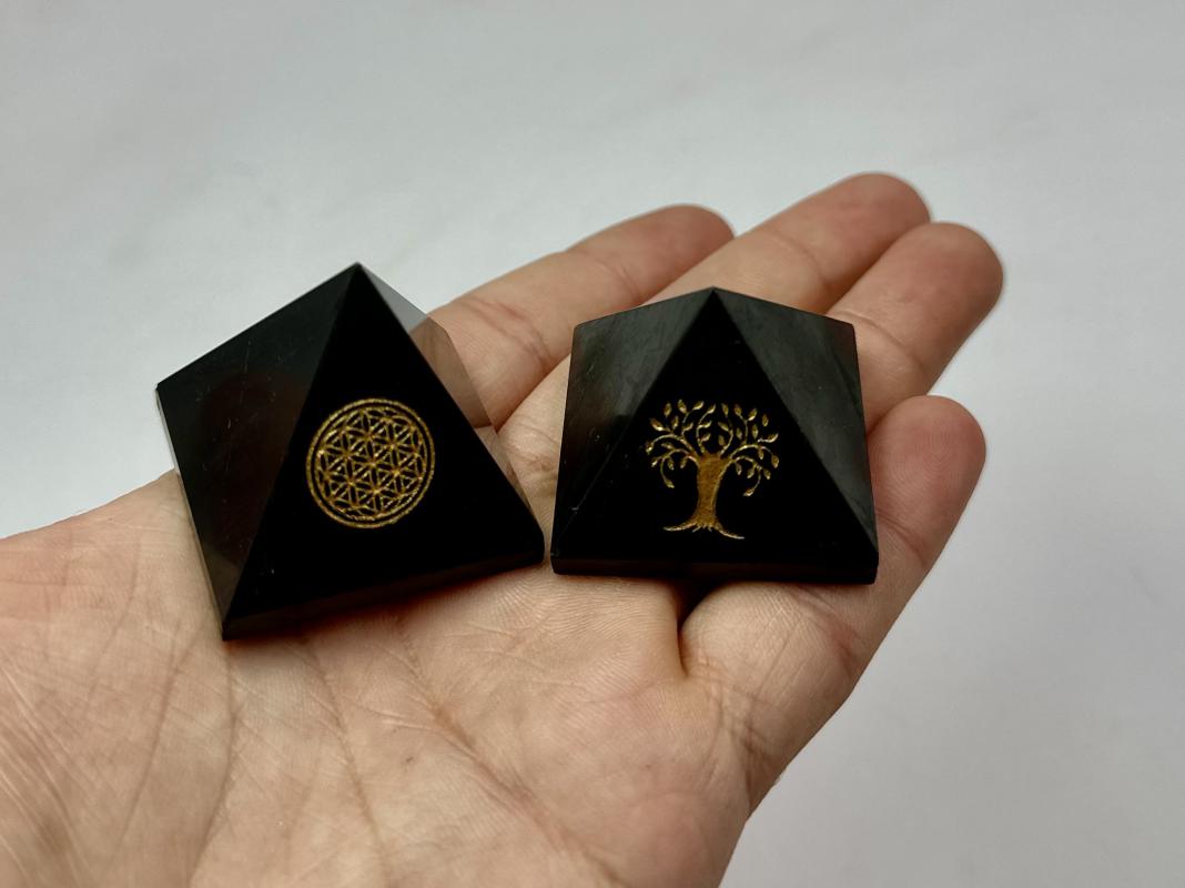 Obsidyen taşından piramit