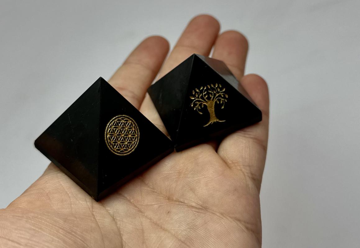 Obsidyen taşından piramit