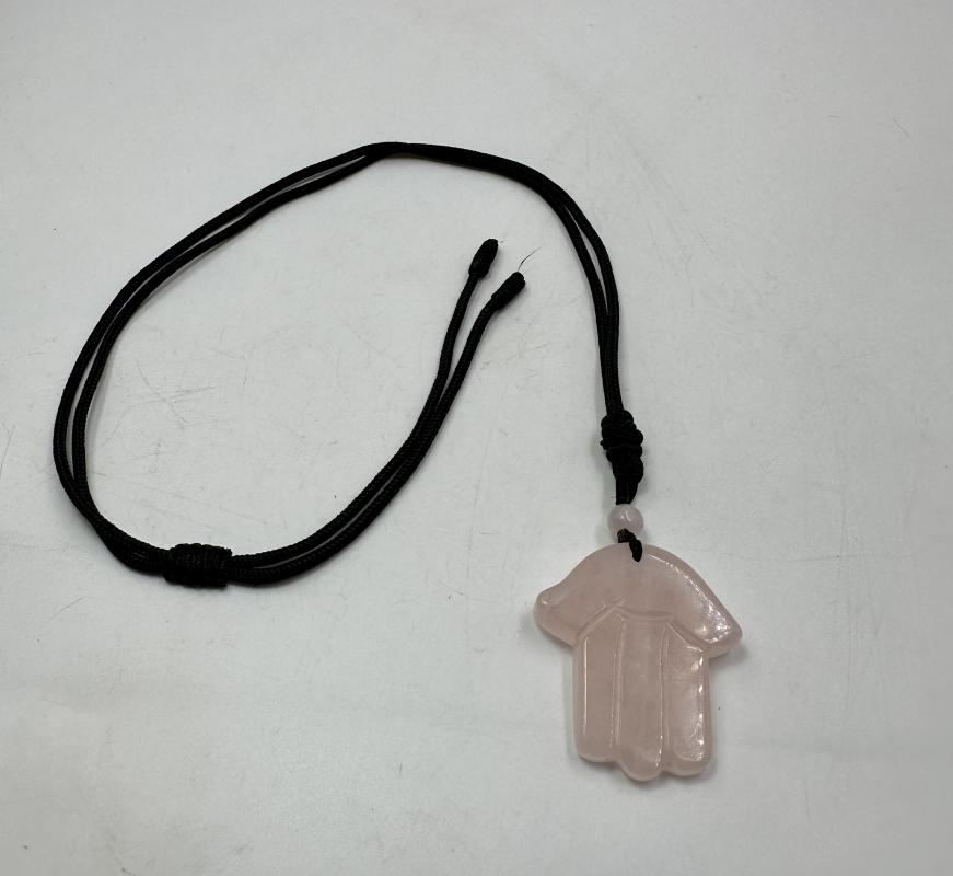 Pembe kuvarstan HAMSA model kolye