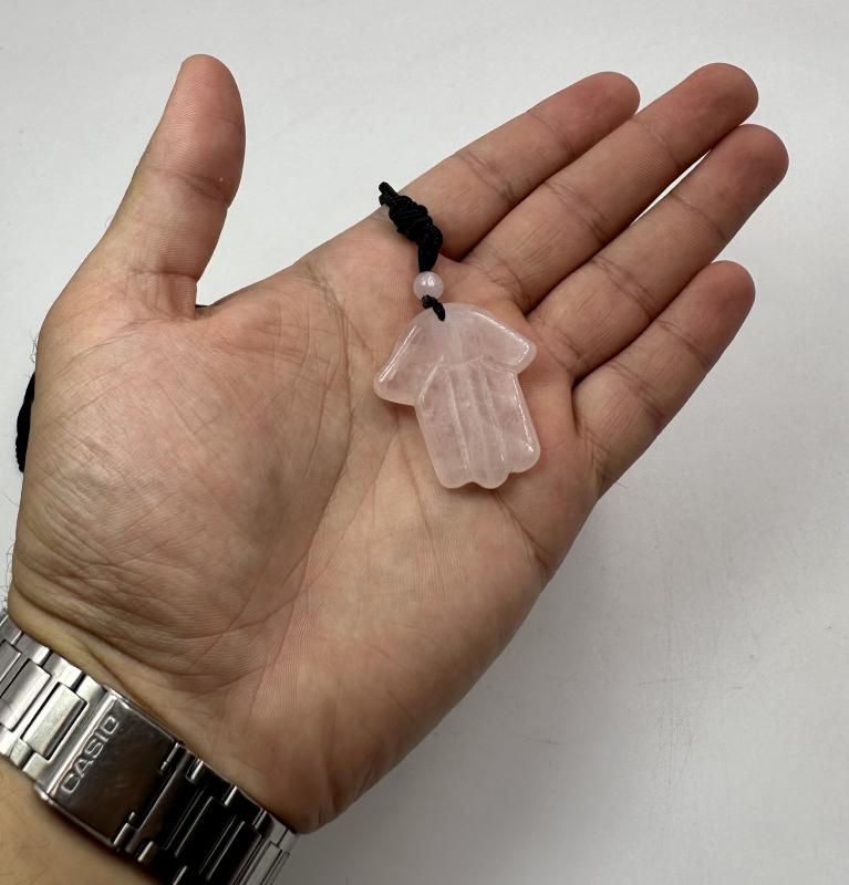 Pembe kuvarstan HAMSA model kolye