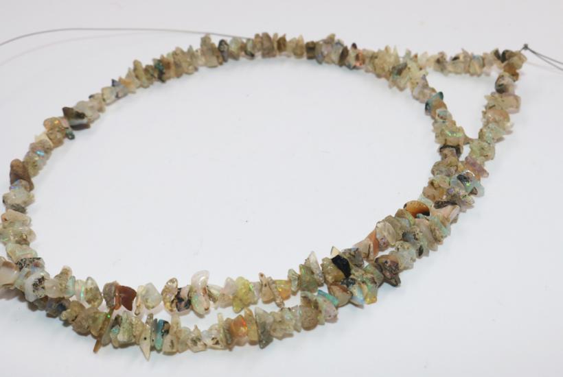 Şekilsiz formda, ışıkta yansımalı opal dizi.