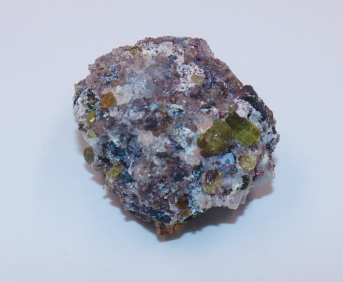 Doğal kayacında, çok sayıdaki apatit kristalinden oluşmuştur.